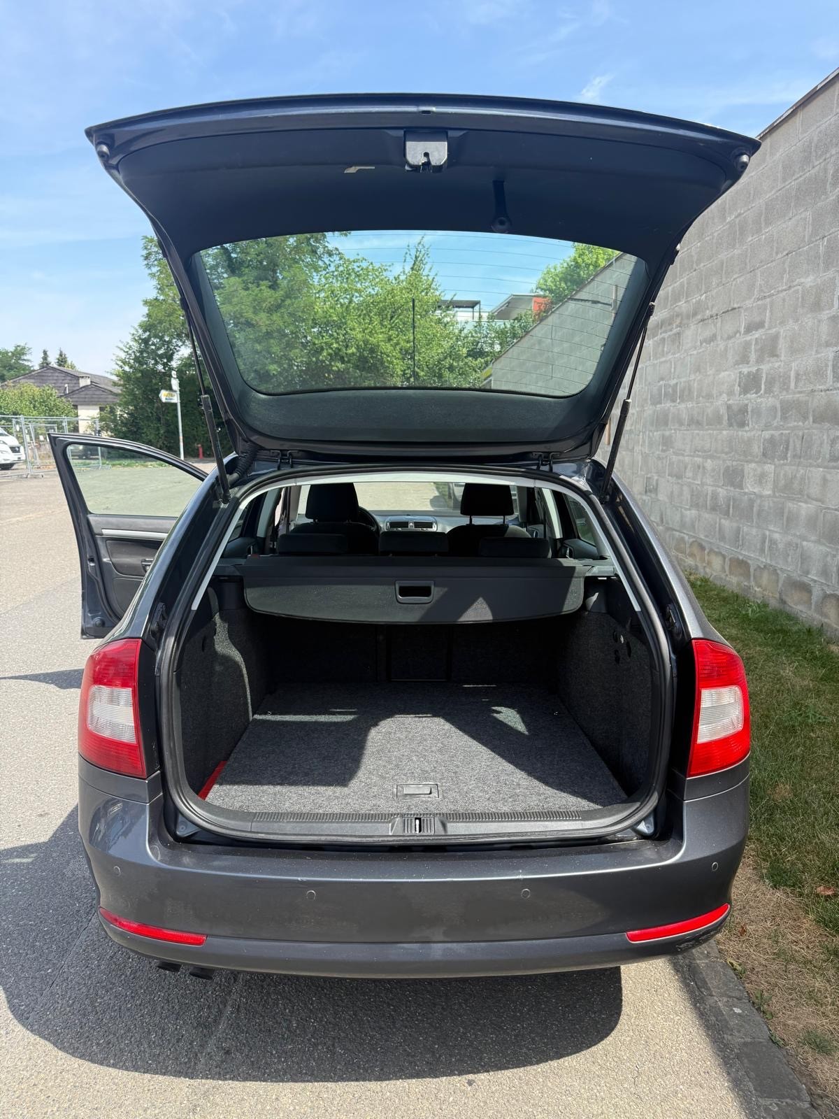 SKODA Octavia Combi 1.8 TSI Laurin & Klement DSG-image-6