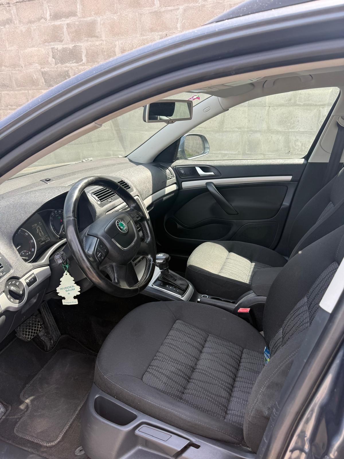 SKODA Octavia Combi 1.8 TSI Laurin & Klement DSG-image-8