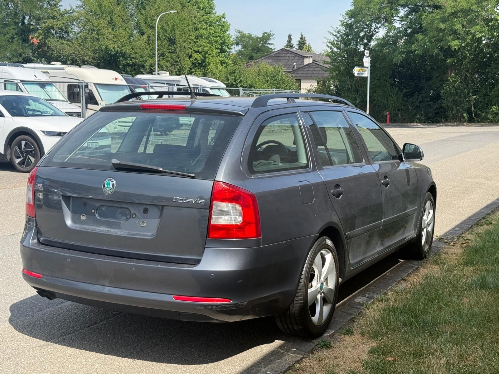 SKODA Octavia Combi 1.8 TSI Laurin & Klement DSG-image-4
