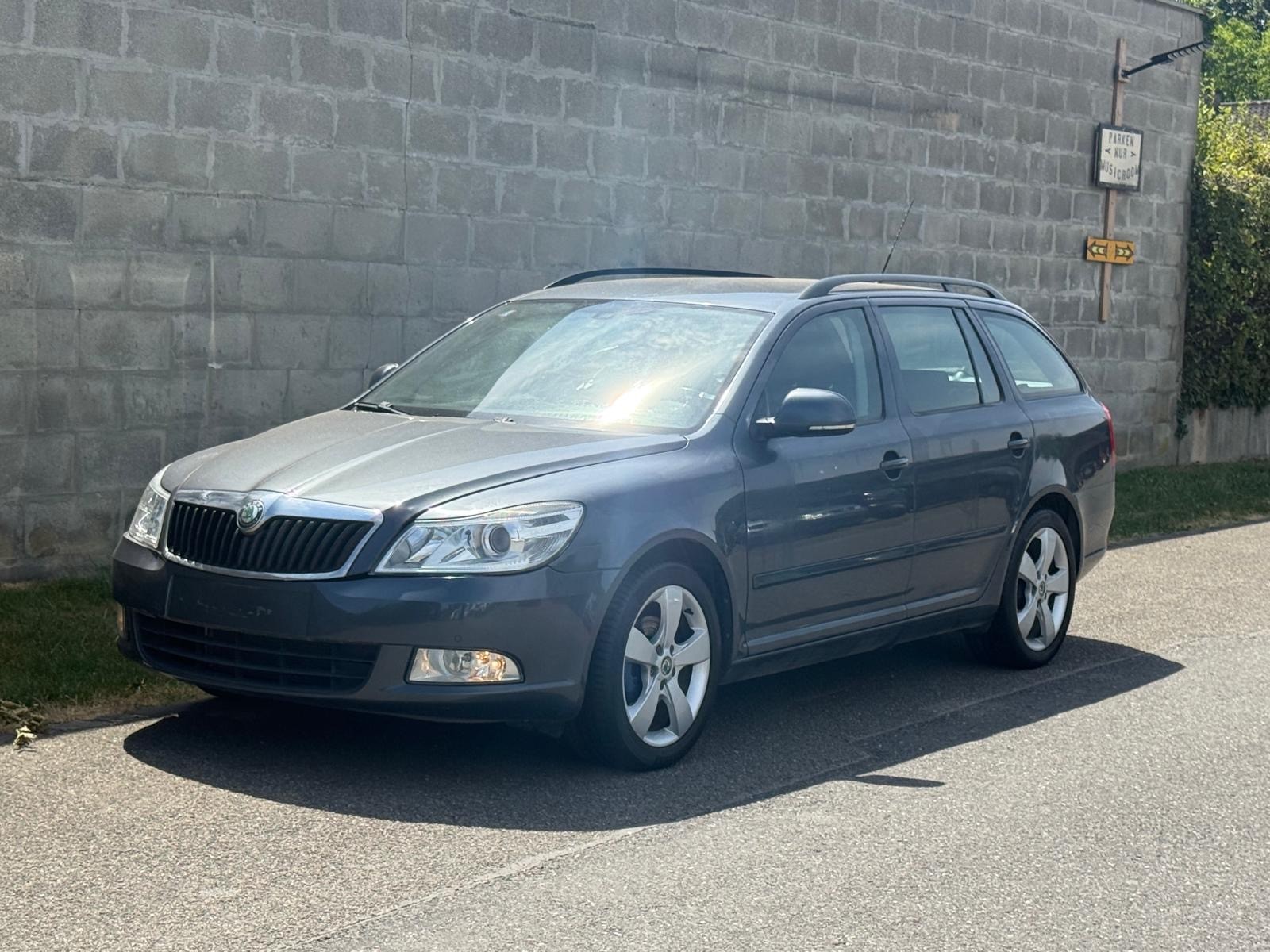 SKODA Octavia Combi 1.8 TSI Laurin & Klement DSG-image-0