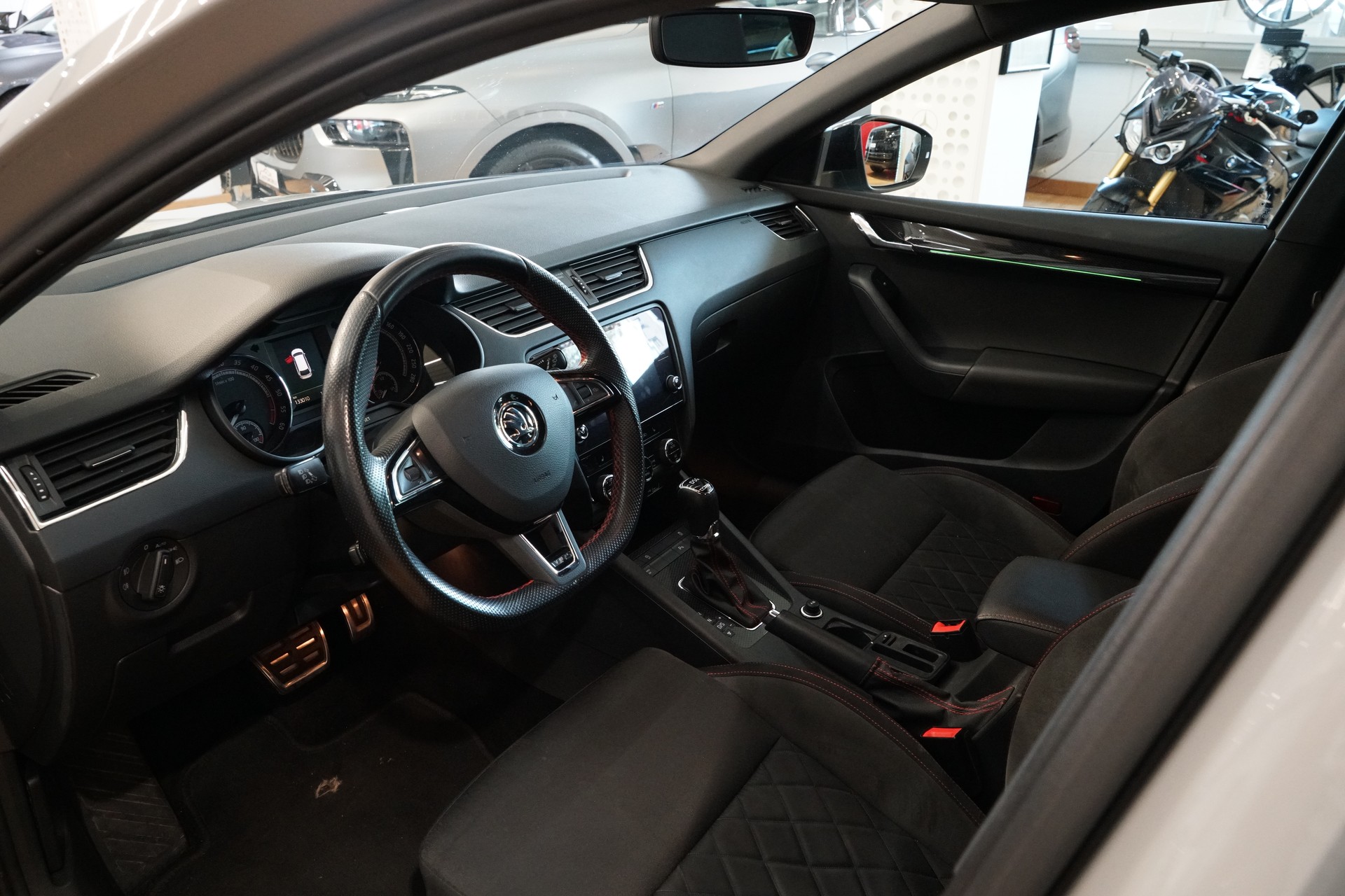 SKODA Octavia Combi 2.0 TDI RS 4x4 DSG-image-9