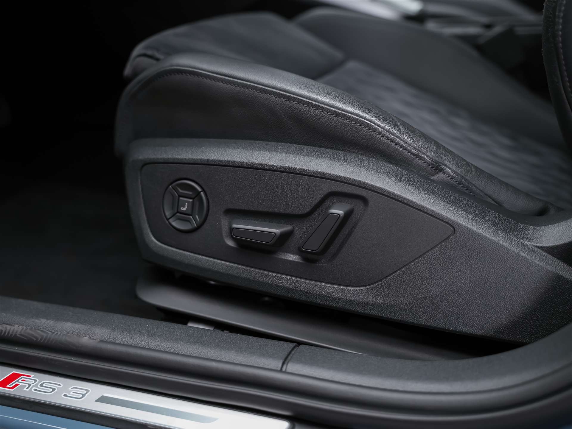 AUDI RS3 Limousine 2.5 TSI quattro S-tronic *Massage*Sportabgas*Matrix LED*-image-27