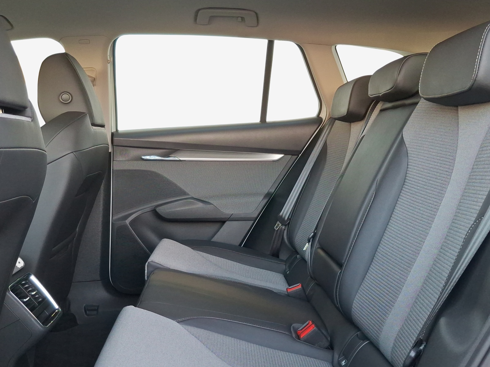 SKODA Enyaq iV 80-image-11