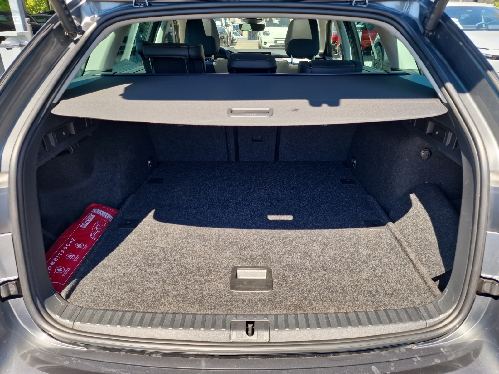 SKODA Octavia Combi 2.0 TDI DSG Selection-image-17