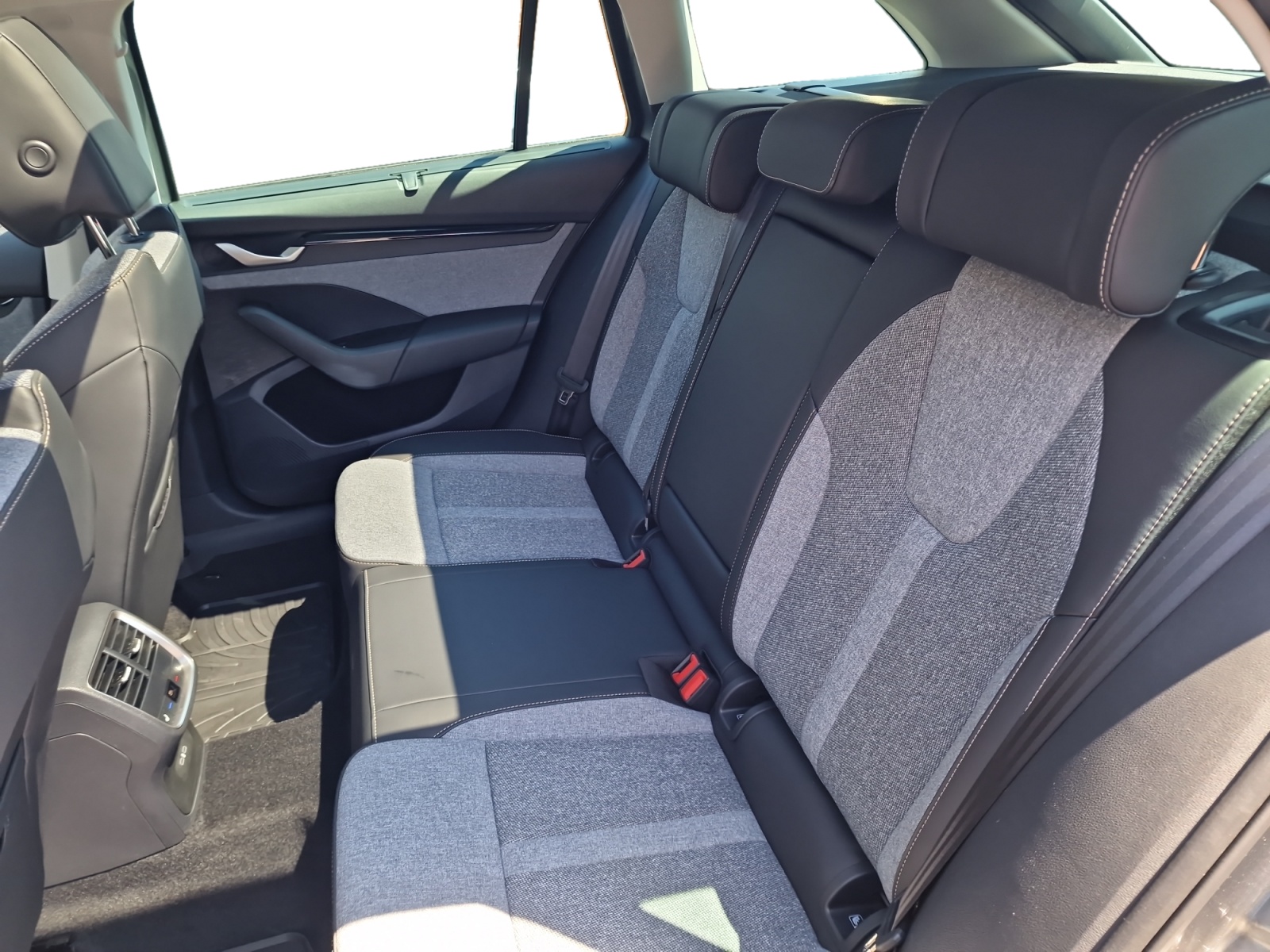 SKODA Octavia Combi 2.0 TDI DSG Selection-image-15