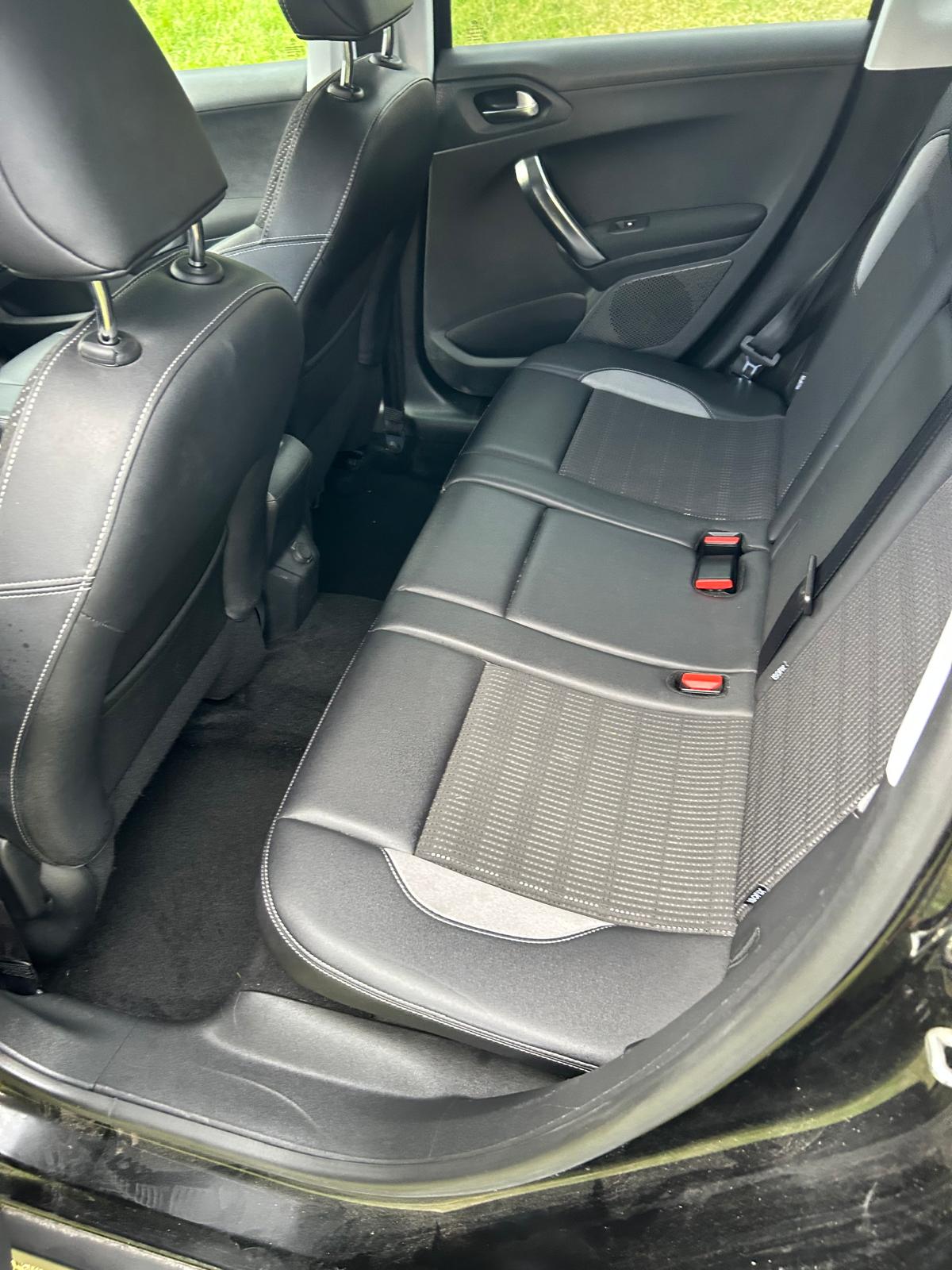 PEUGEOT 2008 1.2 VTI Allure-image-4
