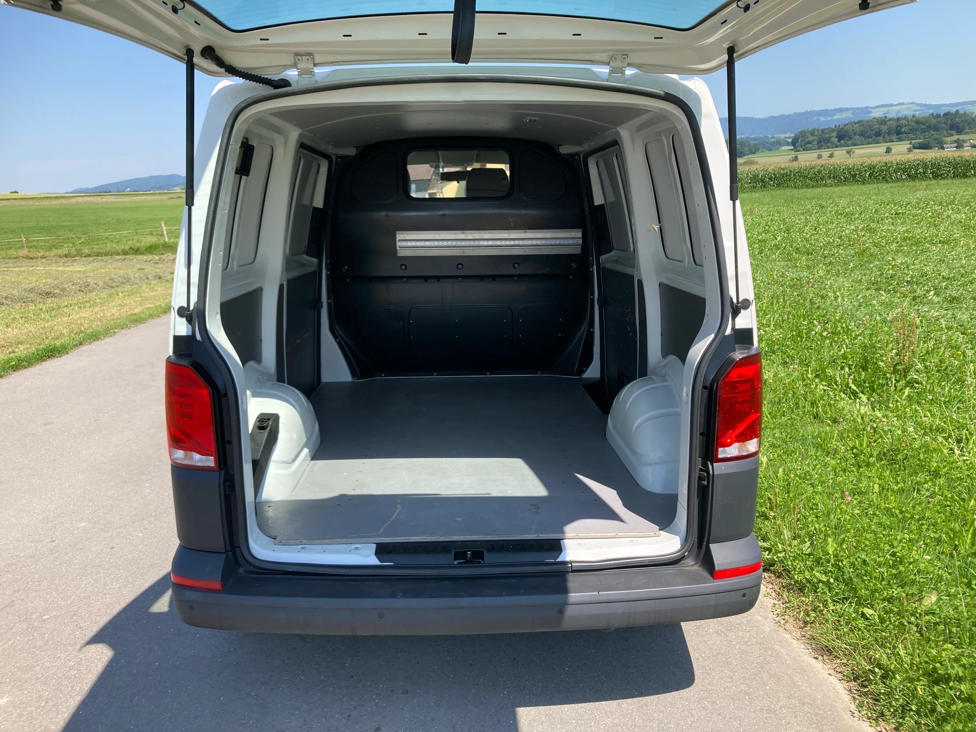 VW T6.1 2.0 TDI 4Motion **2 Schiebetüren / 3- Sitze**-image-4