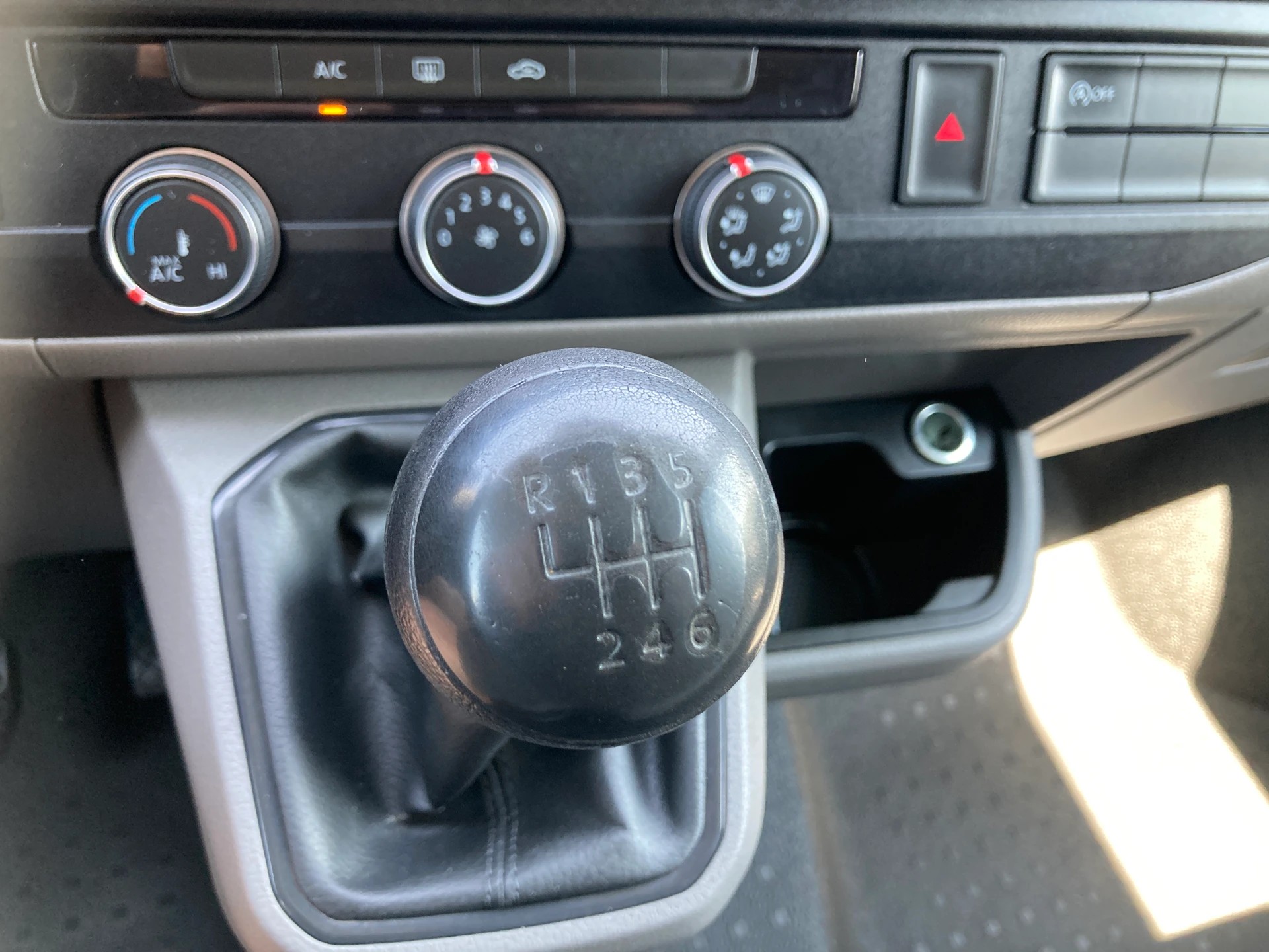 VW T6.1 2.0 TDI 4Motion **2 Schiebetüren / 3- Sitze**-image-11
