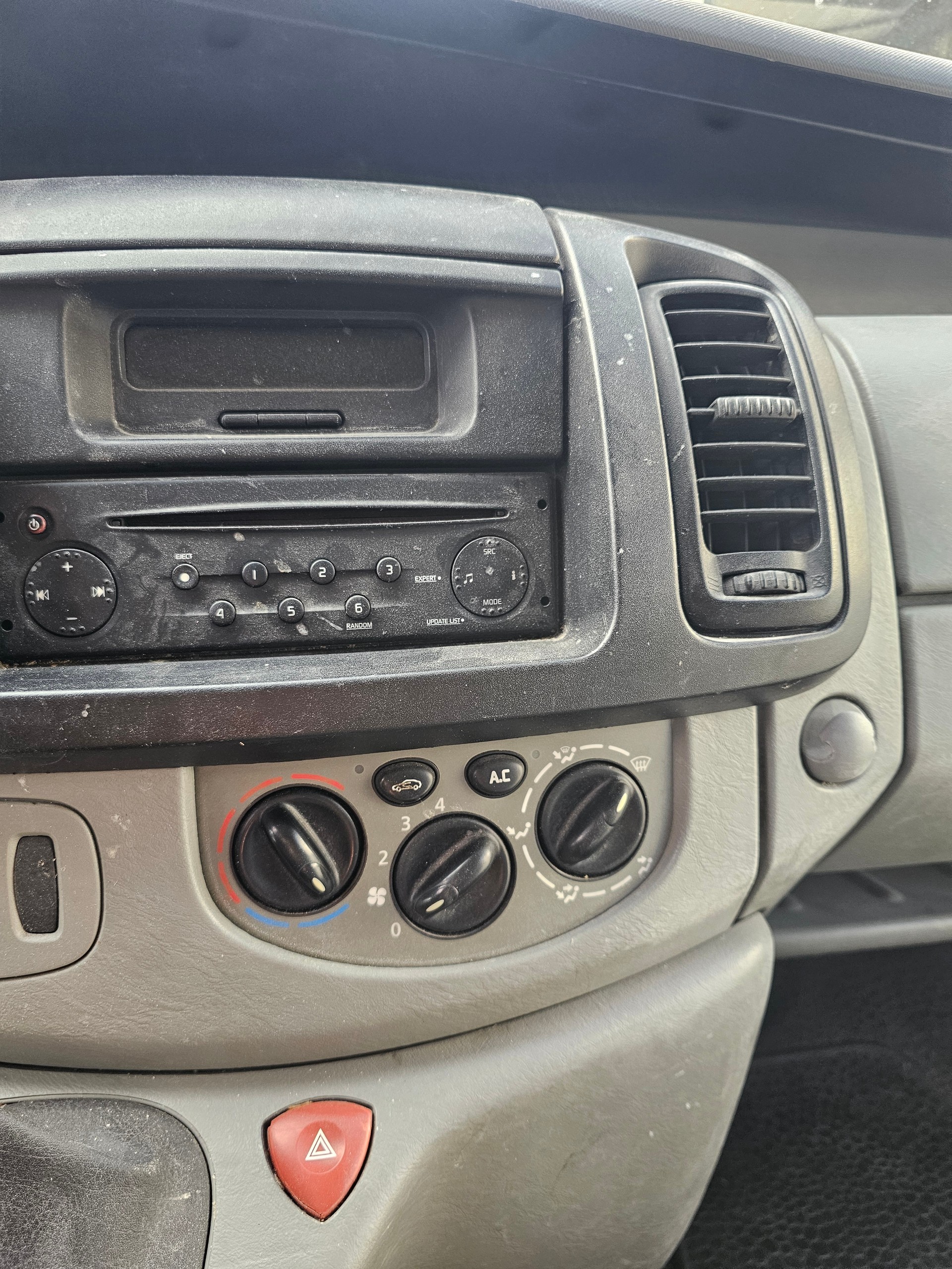 RENAULT Trafic 2.0 dCi 115 2.9t L2H1-image-5