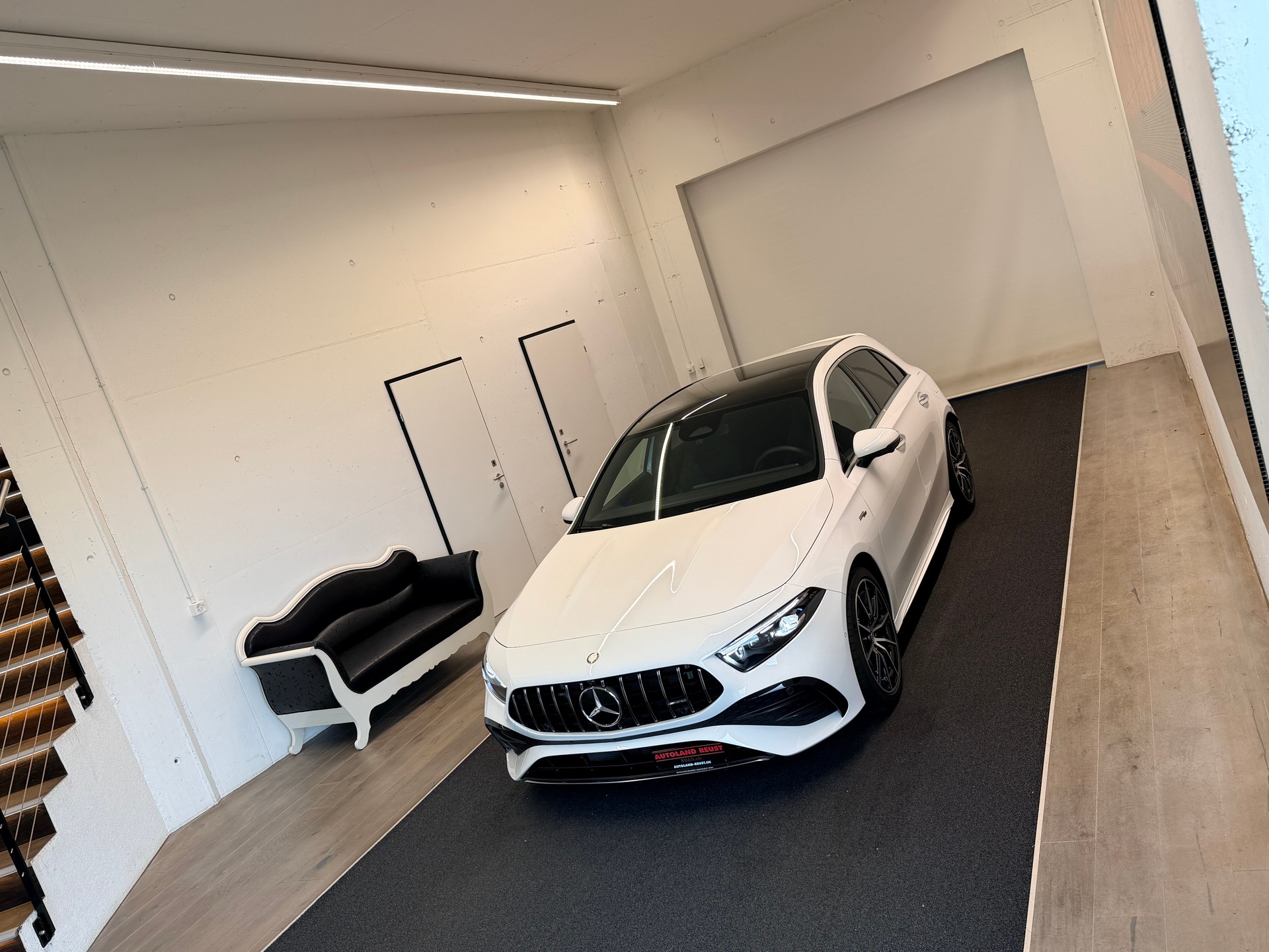 MERCEDES-BENZ A AMG 35 4Matic 8G-DCT-showroom-element-3