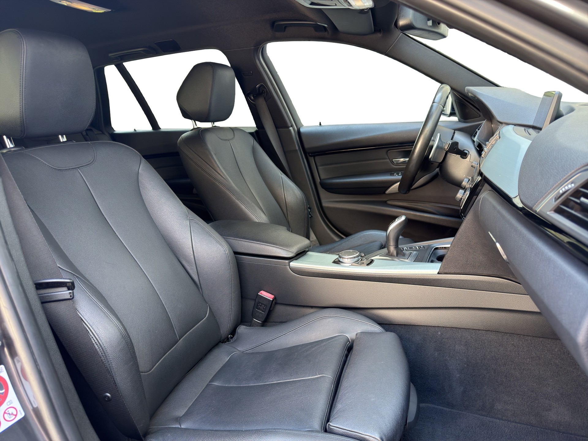 BMW 330i xDrive Touring M Sport Steptronic-image-10