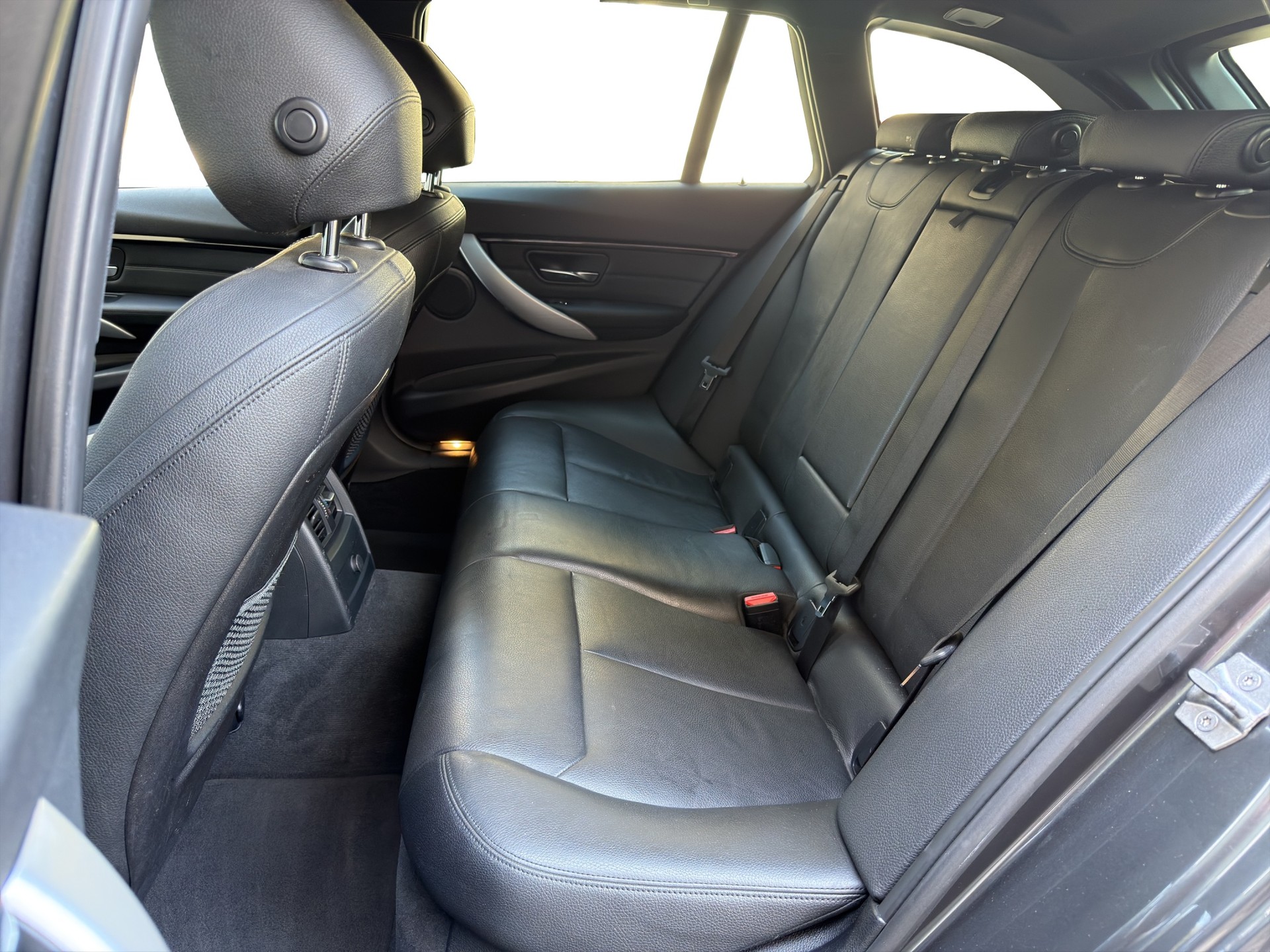 BMW 330i xDrive Touring M Sport Steptronic-image-8