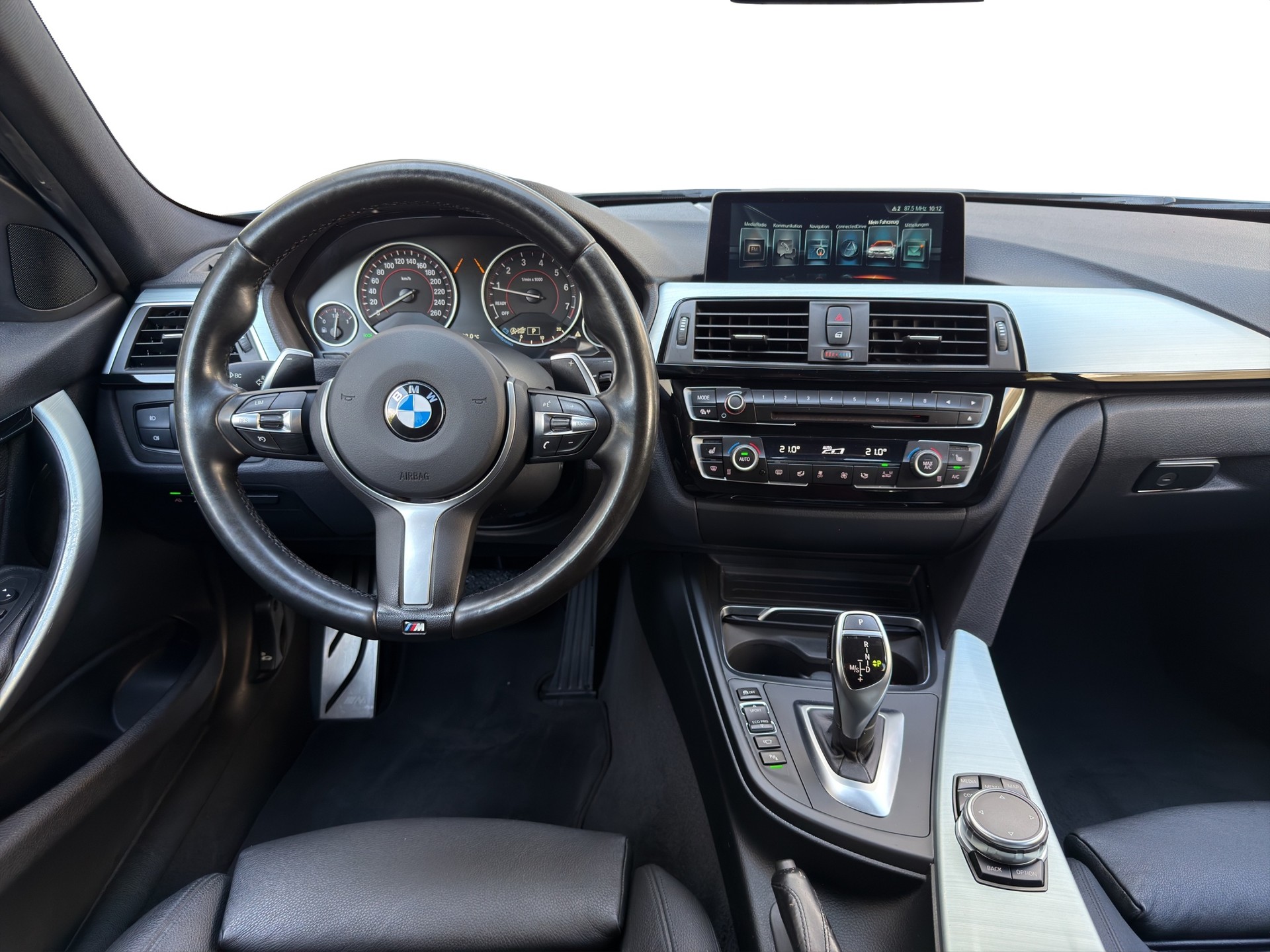 BMW 330i xDrive Touring M Sport Steptronic-image-11