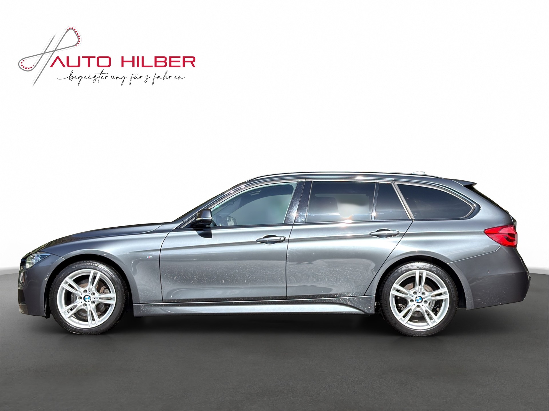 BMW 330i xDrive Touring M Sport Steptronic-image-2