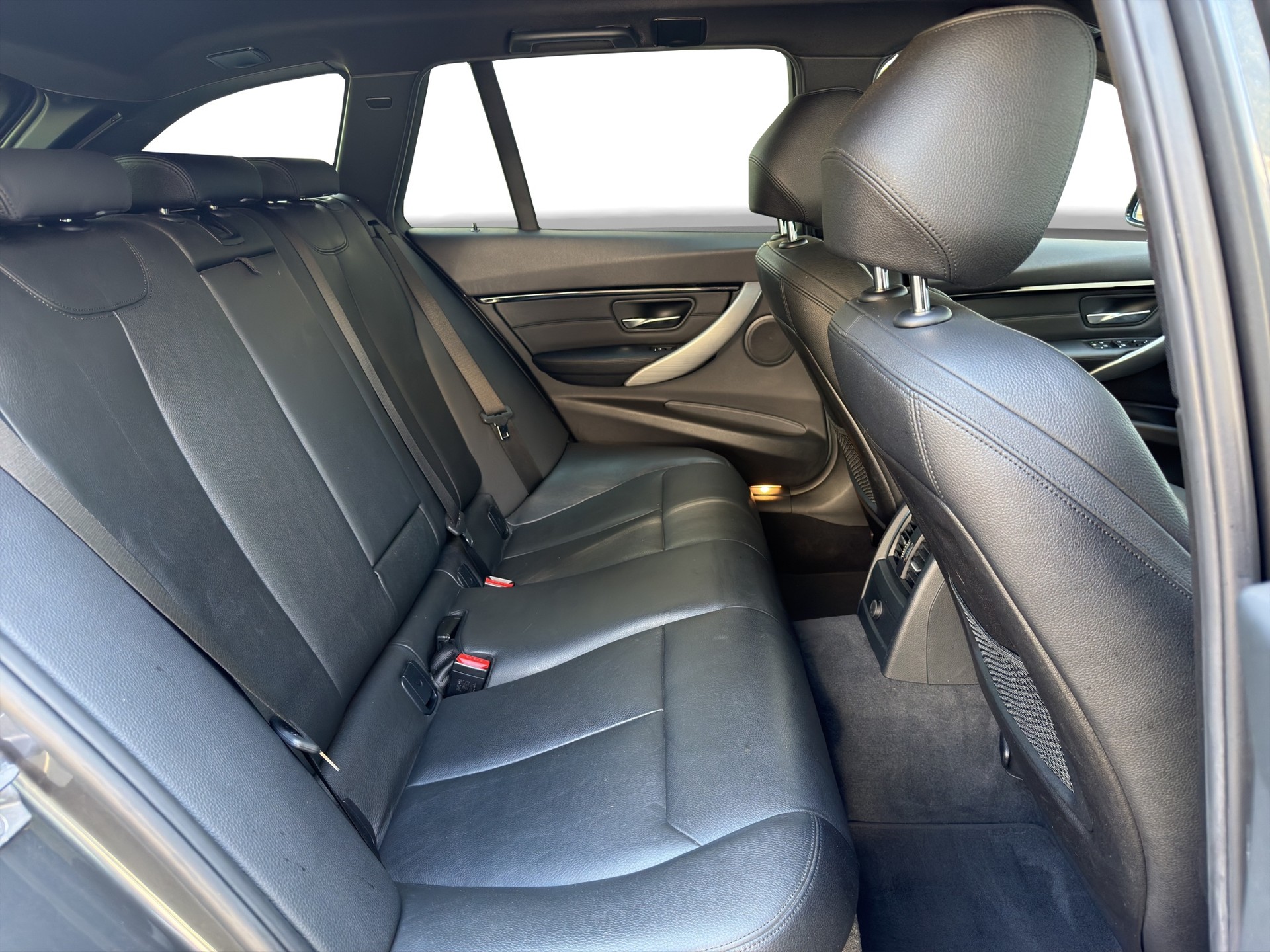 BMW 330i xDrive Touring M Sport Steptronic-image-9