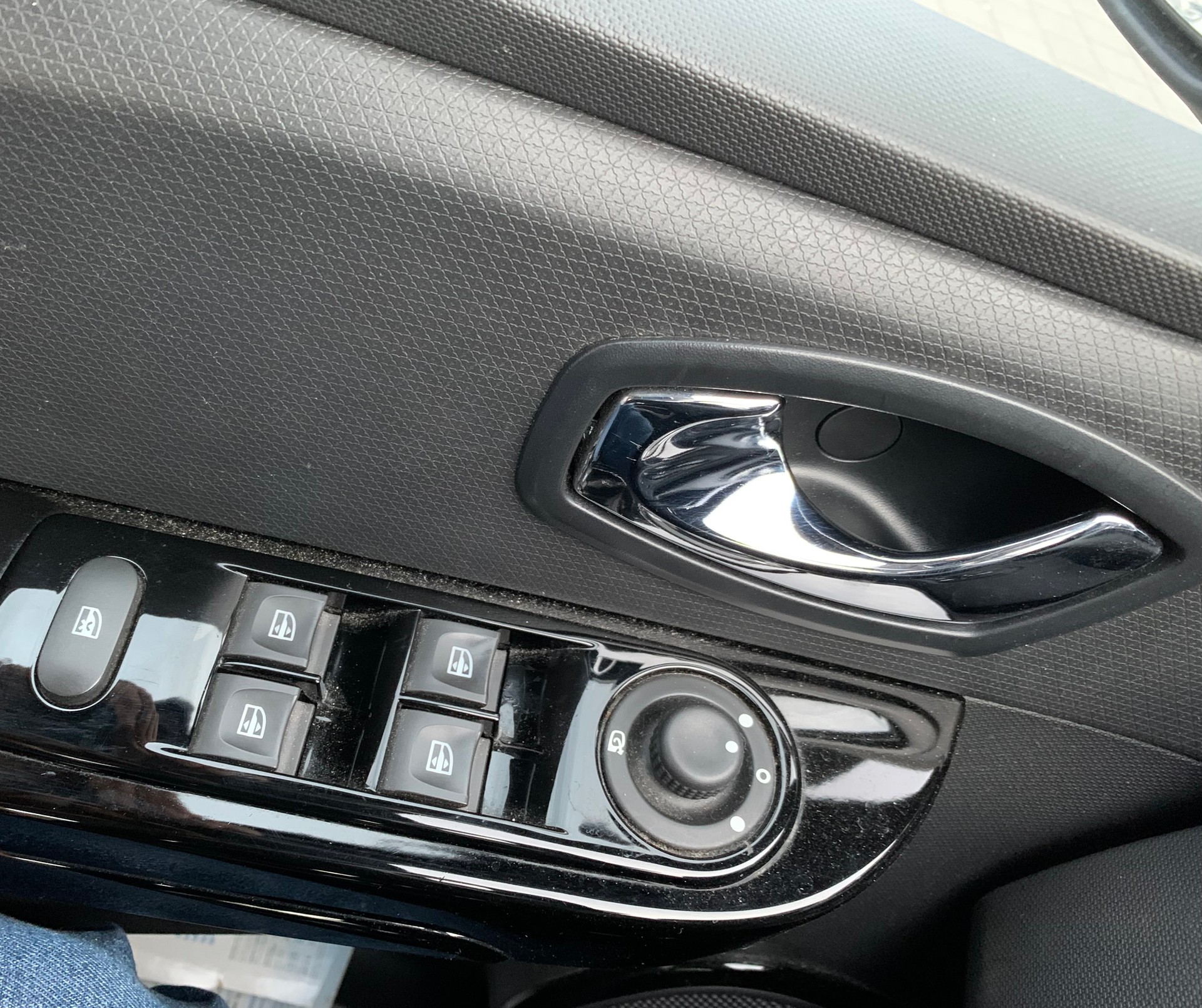 RENAULT Clio 1.2 16V T Swiss Edition EDC-image-8