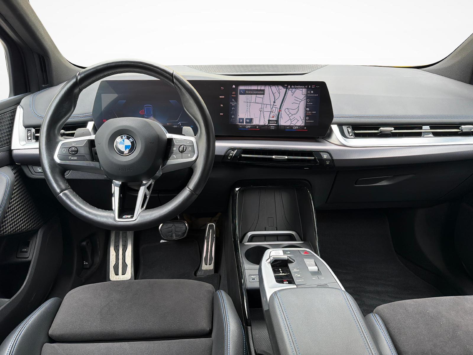 BMW 218i Active Tourer-image-11