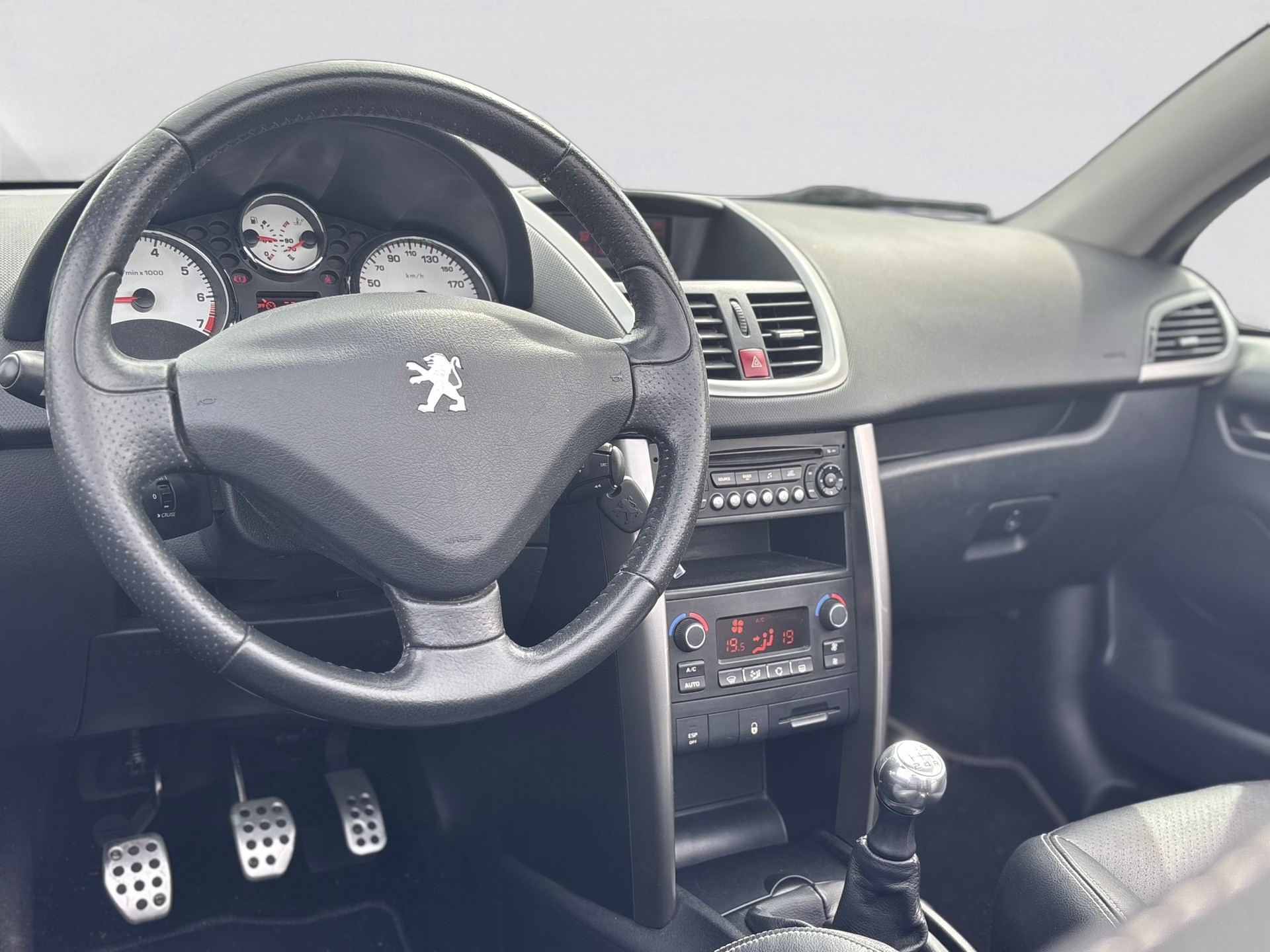 PEUGEOT 207 CC 1.6 16V Swiss Edition-image-7