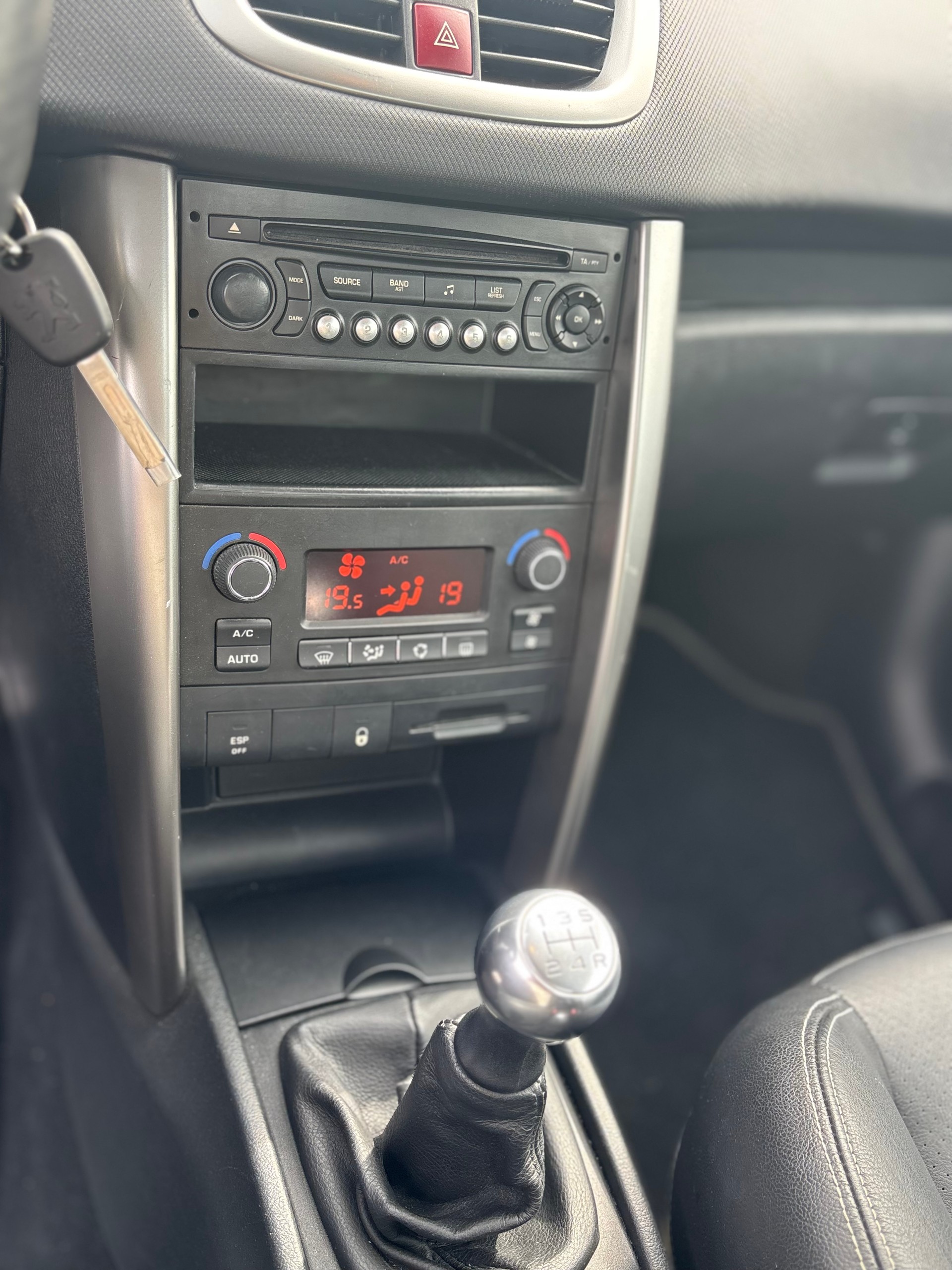 PEUGEOT 207 CC 1.6 16V Swiss Edition-image-9