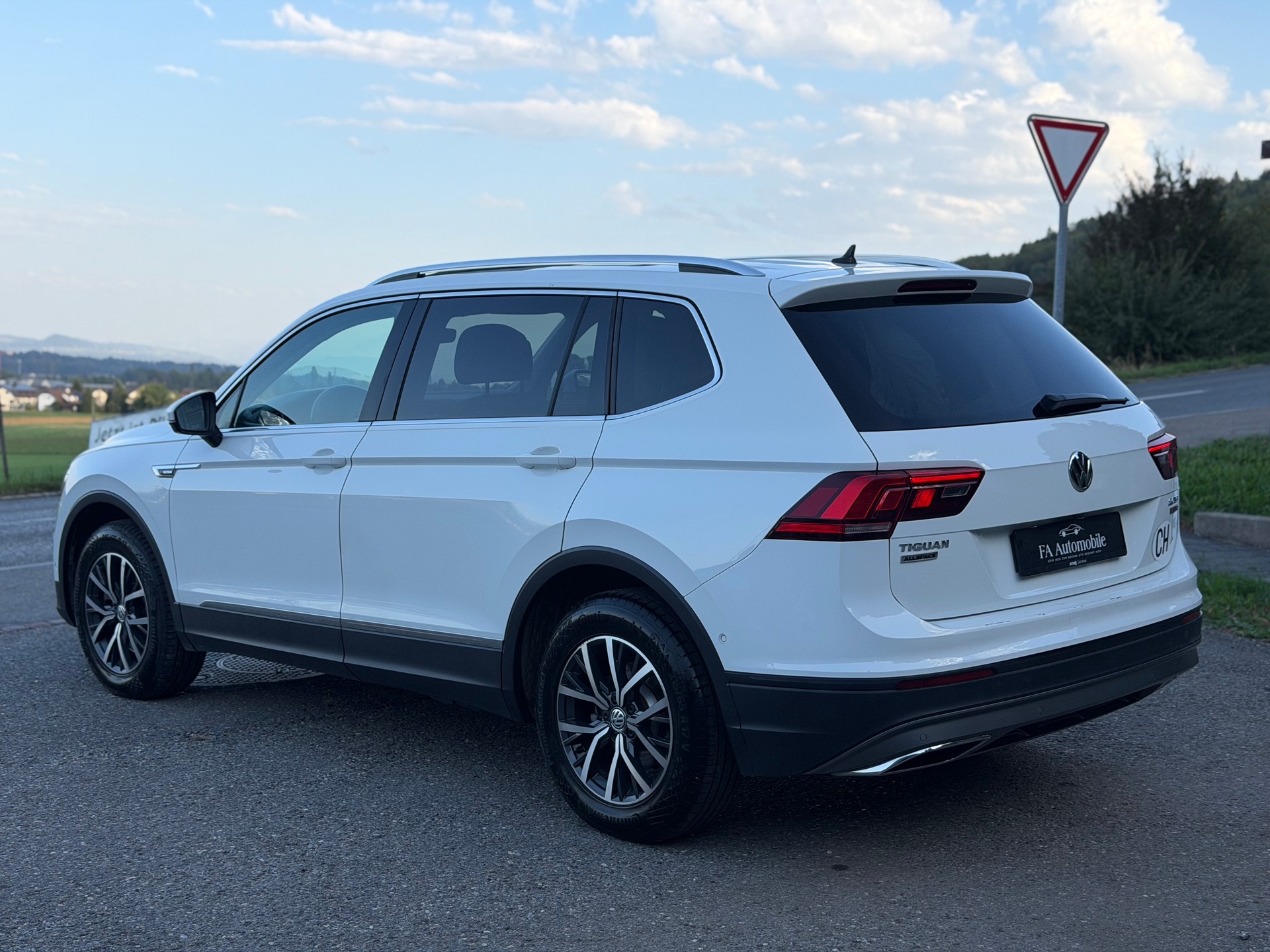 VW Tiguan Allspace 2.0TSI Comfortline 4Motion DSG-image-3