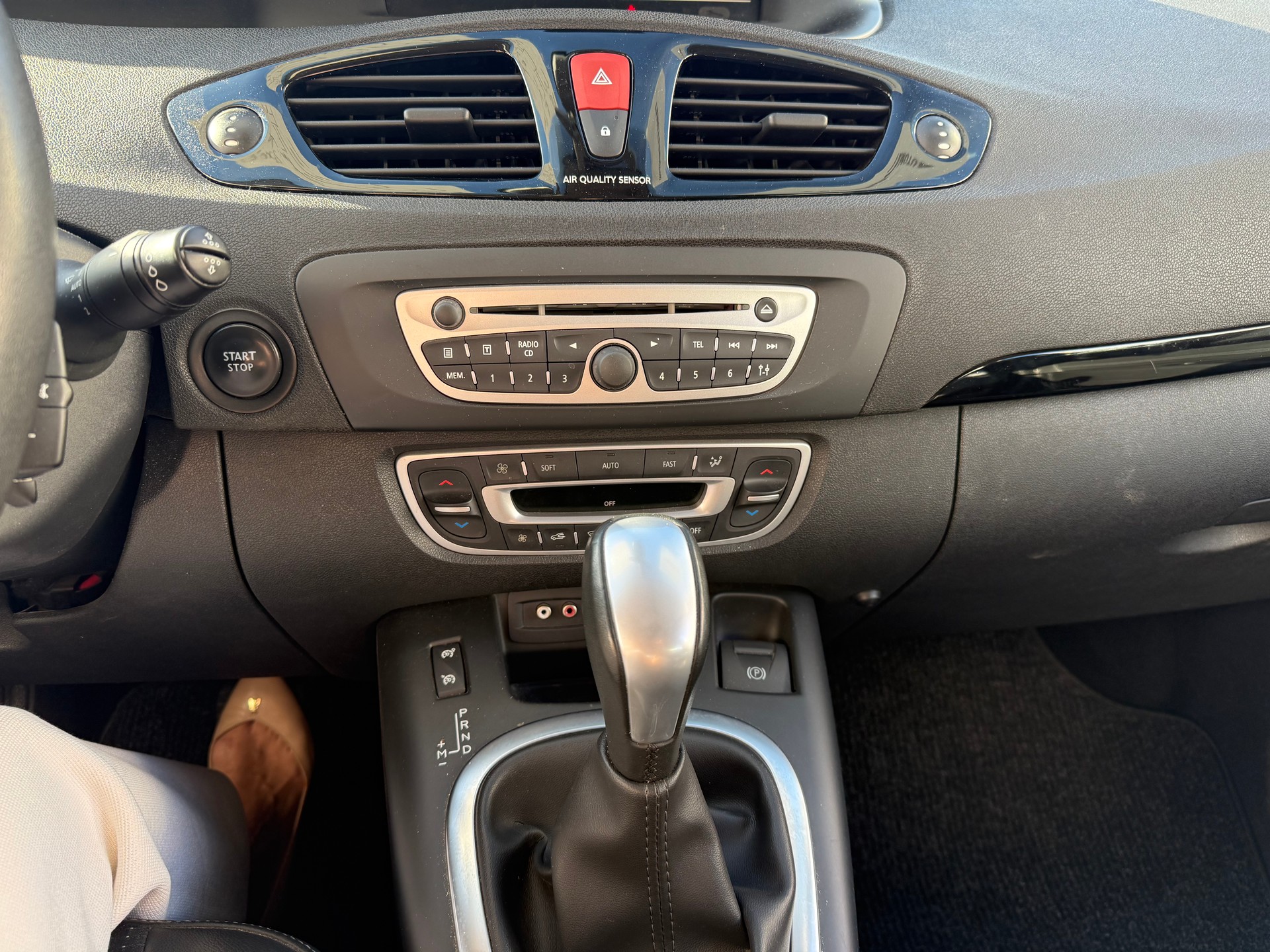 RENAULT Scénic 2.0 16V Privilège X-Tronic CVT-image-6