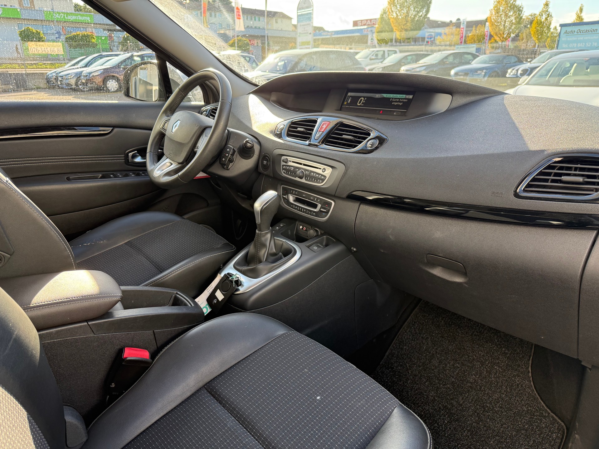 RENAULT Scénic 2.0 16V Privilège X-Tronic CVT-image-9