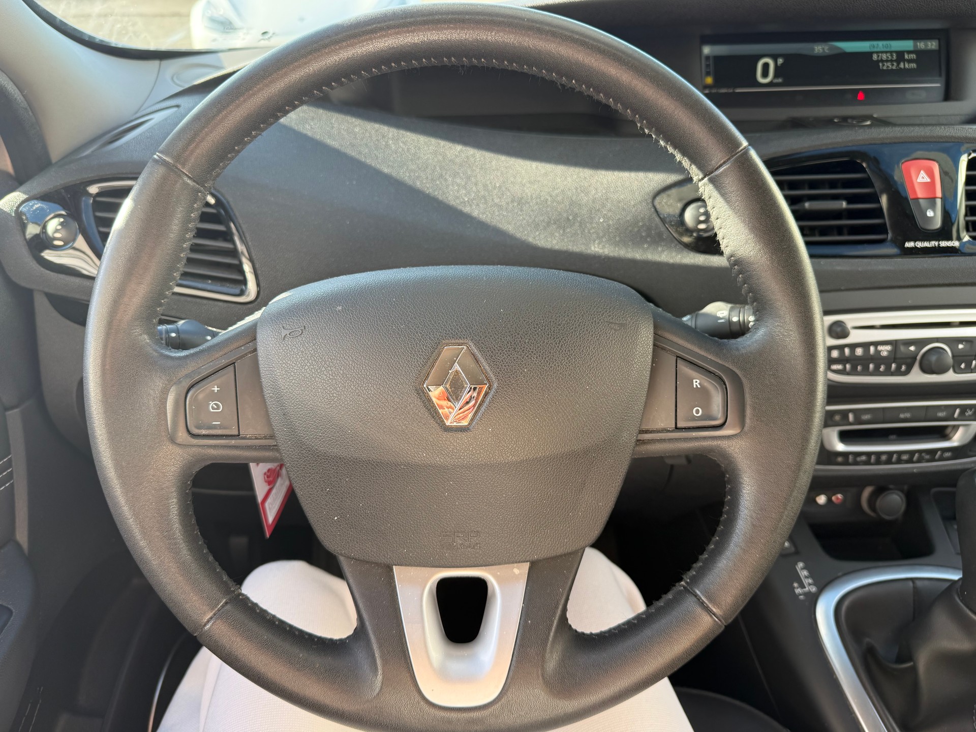 RENAULT Scénic 2.0 16V Privilège X-Tronic CVT-image-4