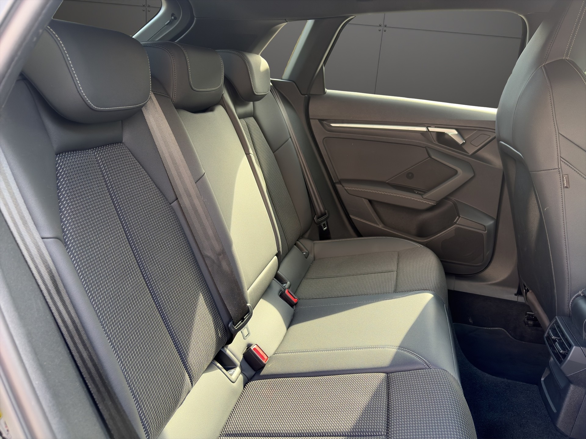 AUDI A3 Sportback 35 TFSI S line S-tronic-image-15