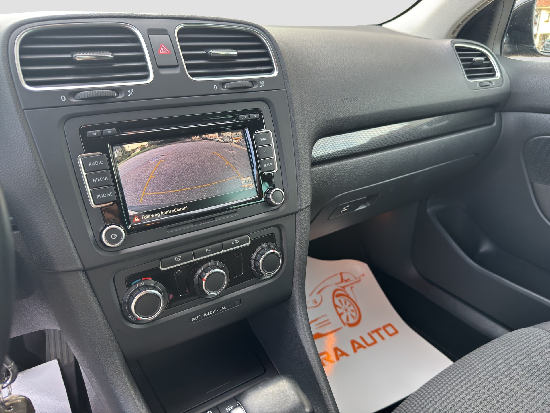 VW Golf Variant 1.6 TDI BMT Team DSG-image-9
