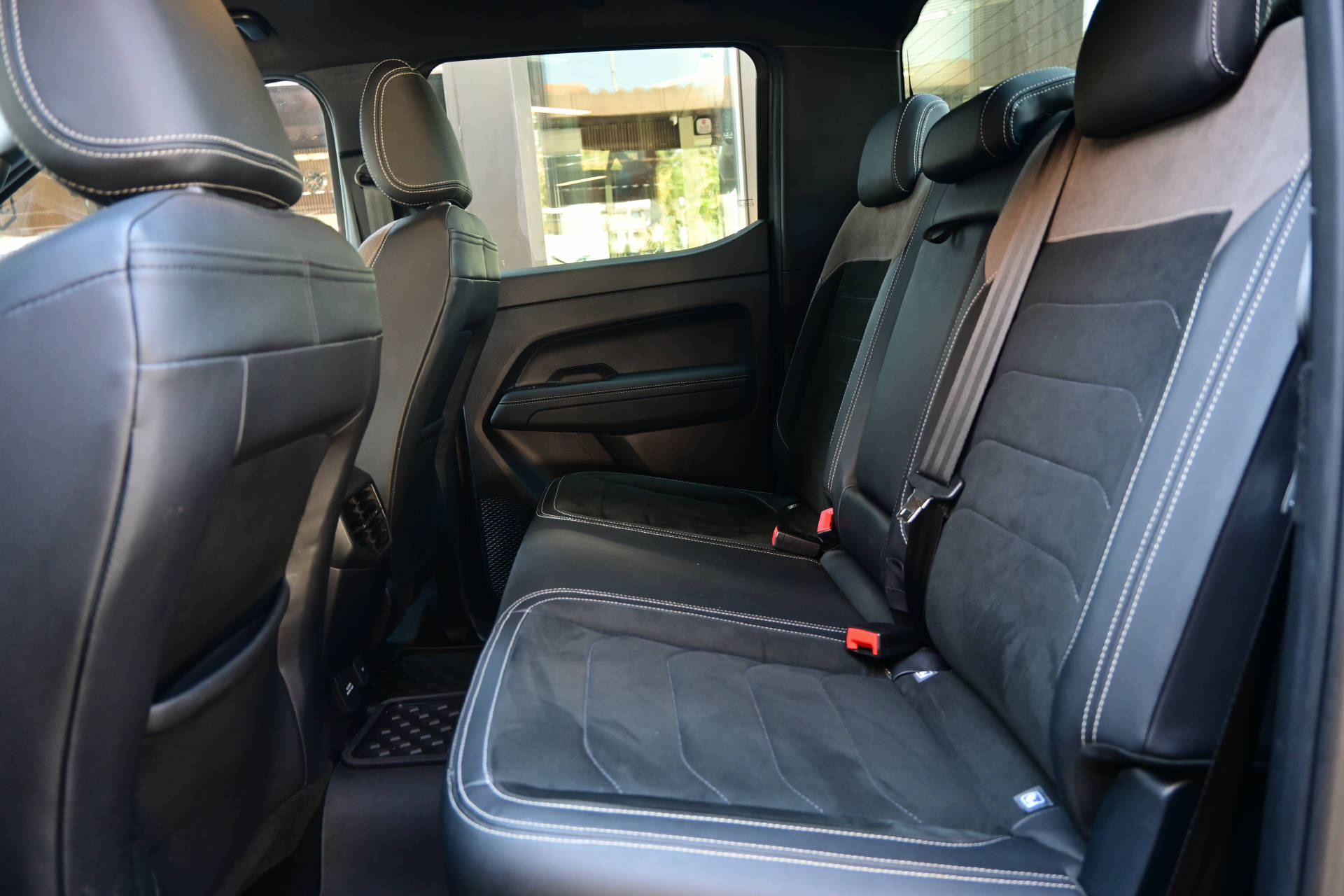 VW Amarok DKab. Pick-up 2.0 TDI 205 Life 4m-image-26