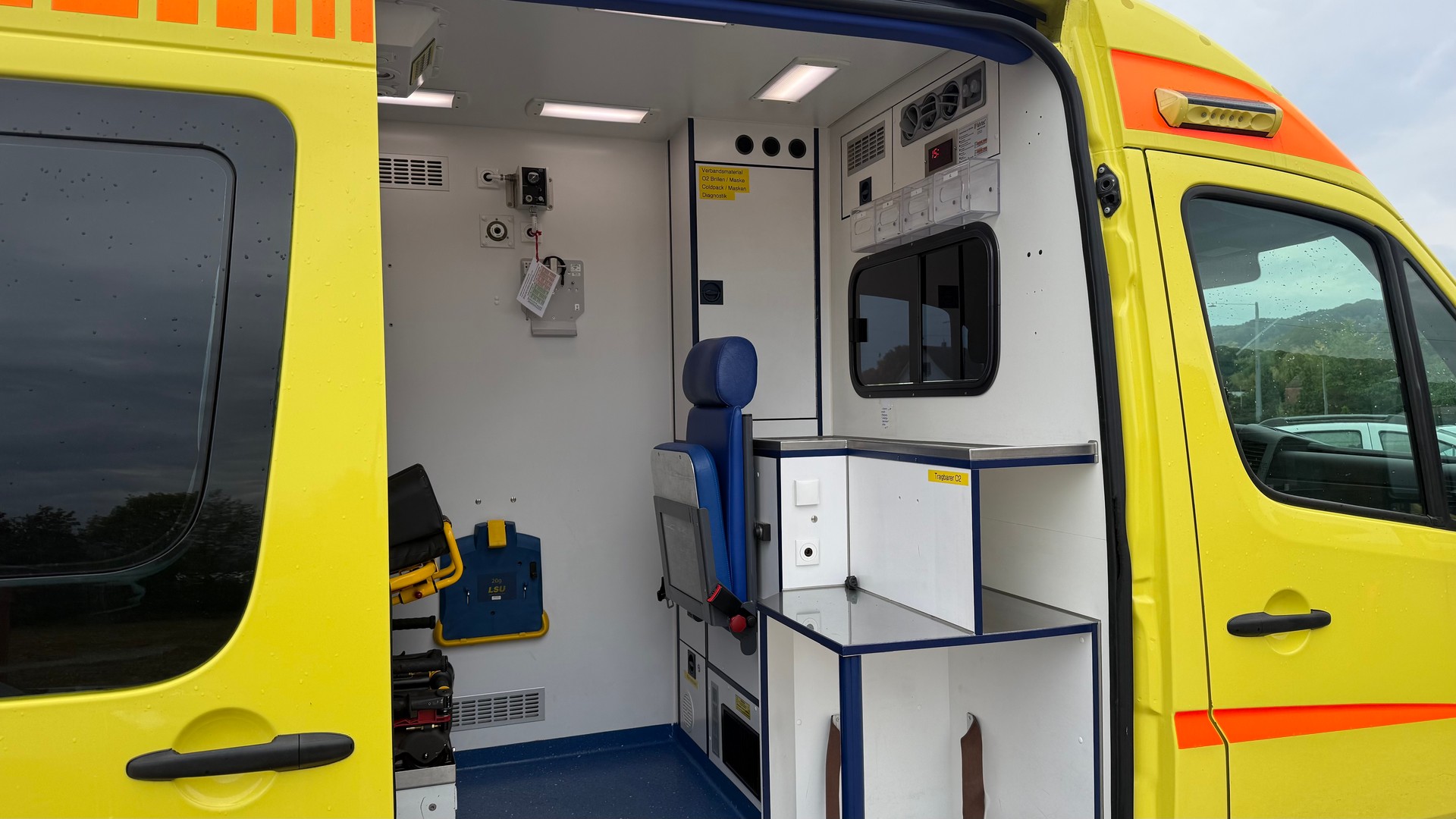 MERCEDES-BENZ Sprinter AMBULANZ 4X4-image-16