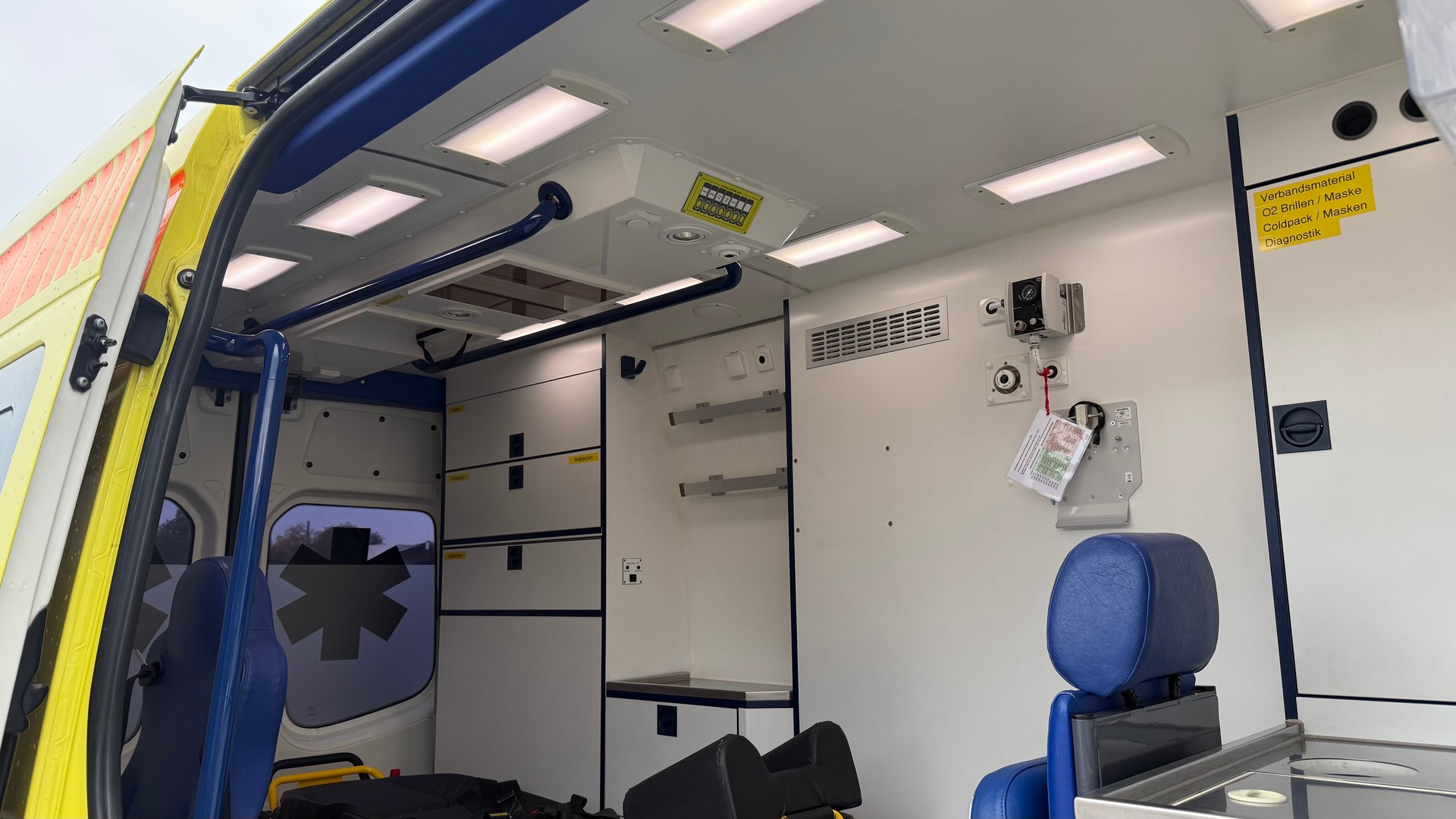 MERCEDES-BENZ Sprinter AMBULANZ 4X4-image-17
