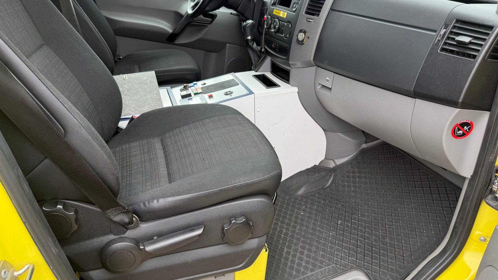MERCEDES-BENZ Sprinter AMBULANZ 4X4-image-14