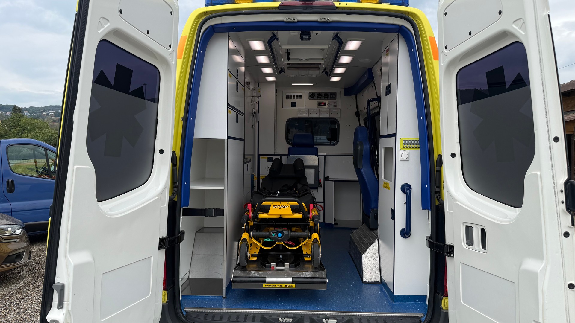 MERCEDES-BENZ Sprinter AMBULANZ 4X4-image-11