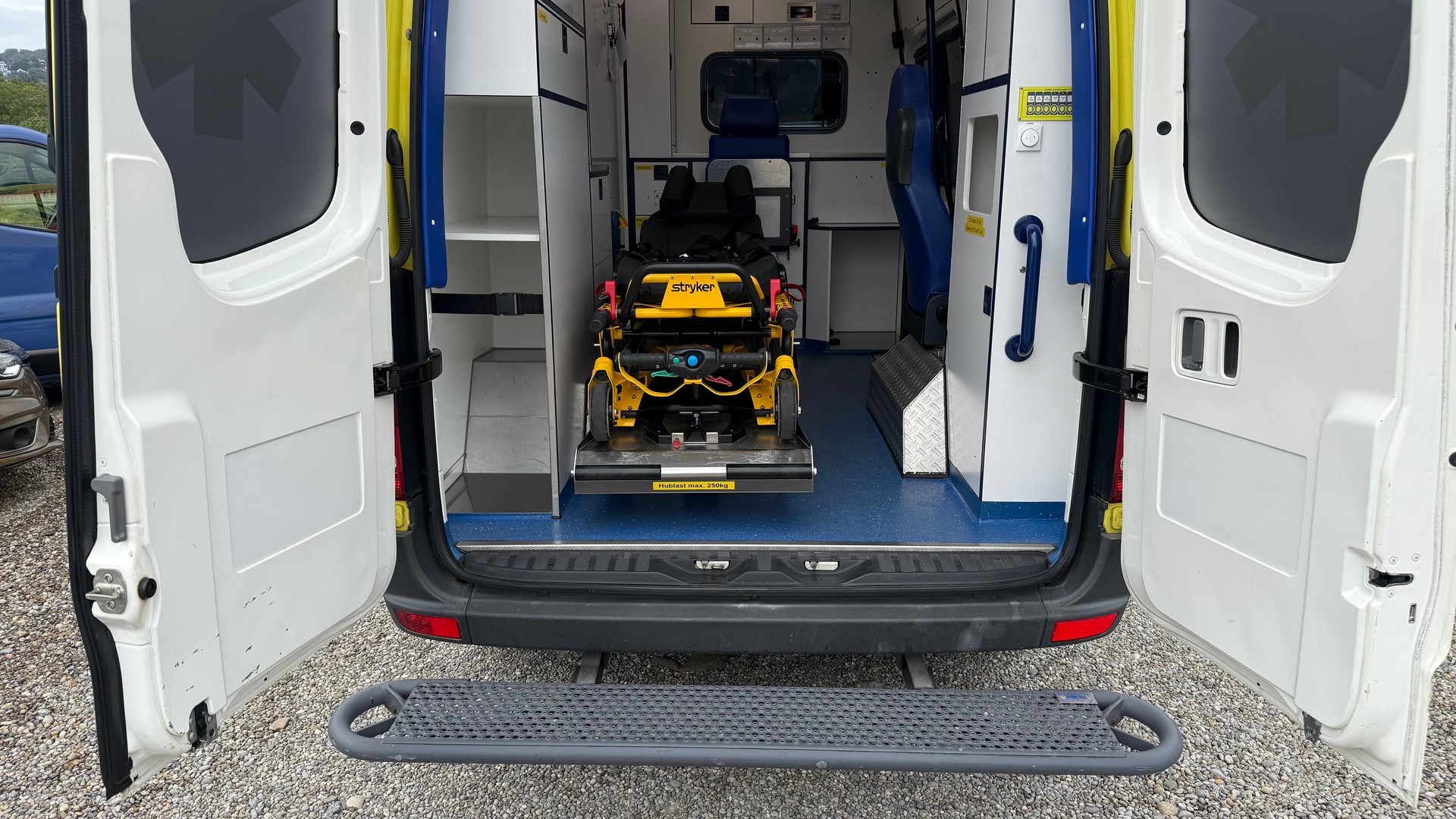 MERCEDES-BENZ Sprinter AMBULANZ 4X4-image-10