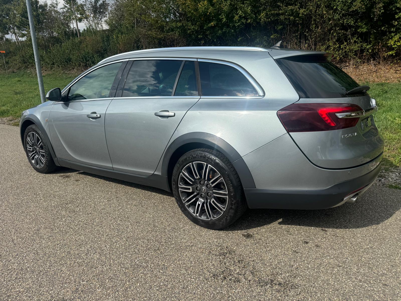 OPEL Insignia Country Tourer 2.0 Turbo 4WD Automatic-image-1