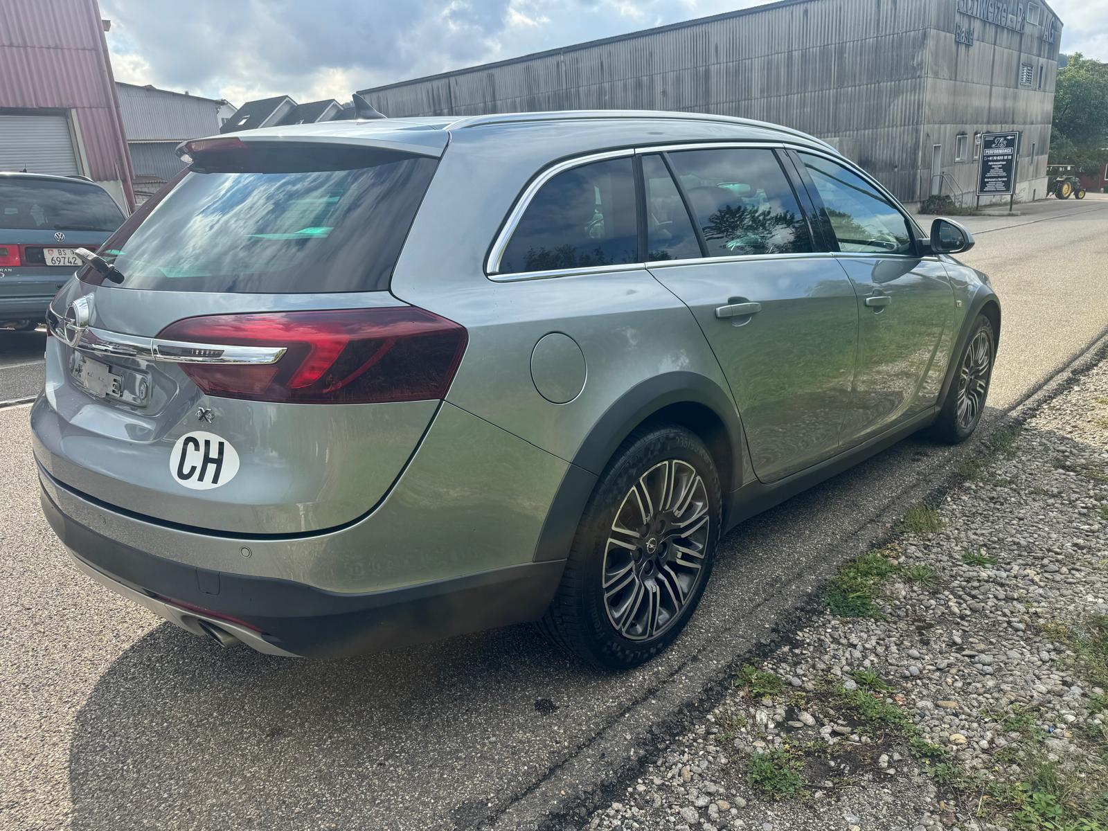 OPEL Insignia Country Tourer 2.0 Turbo 4WD Automatic-image-14