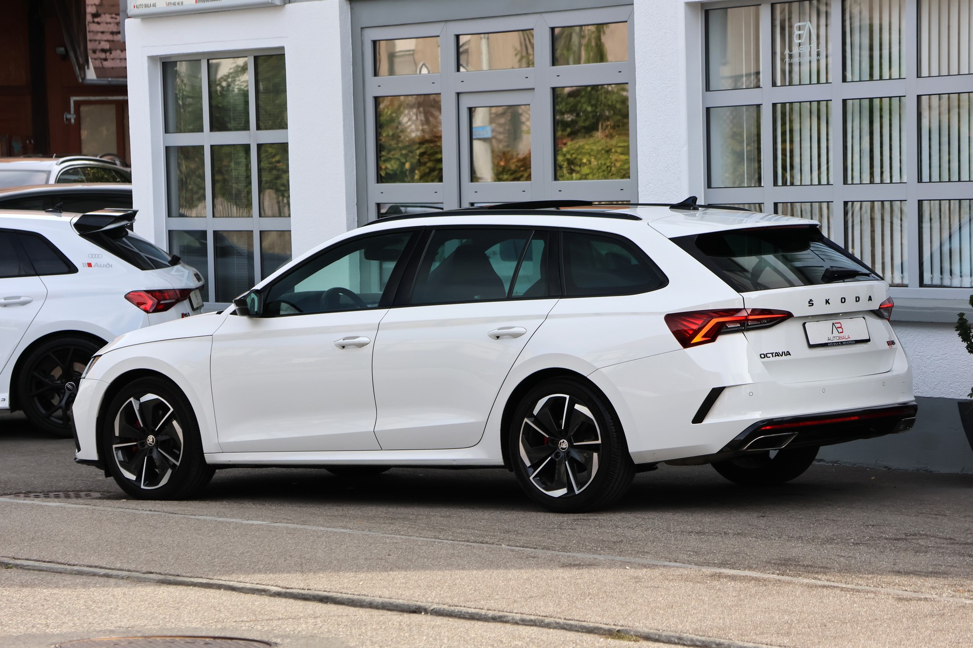 SKODA Octavia Combi 2.0 TDI DSG RS 4x4 (CH) + 2.0T AHK-image-4