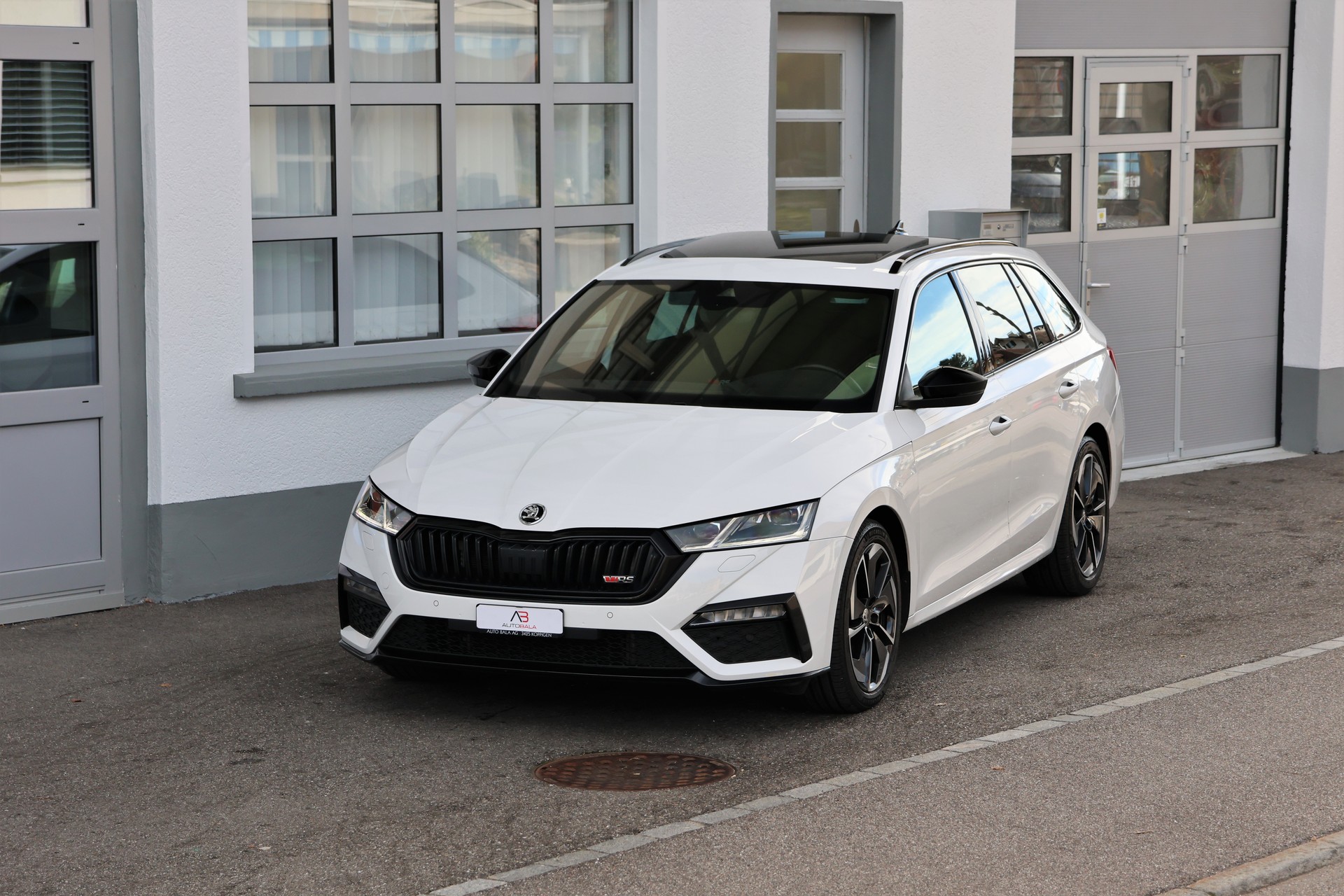 SKODA Octavia Combi 2.0 TDI DSG RS 4x4 (CH) + 2.0T AHK-image-0