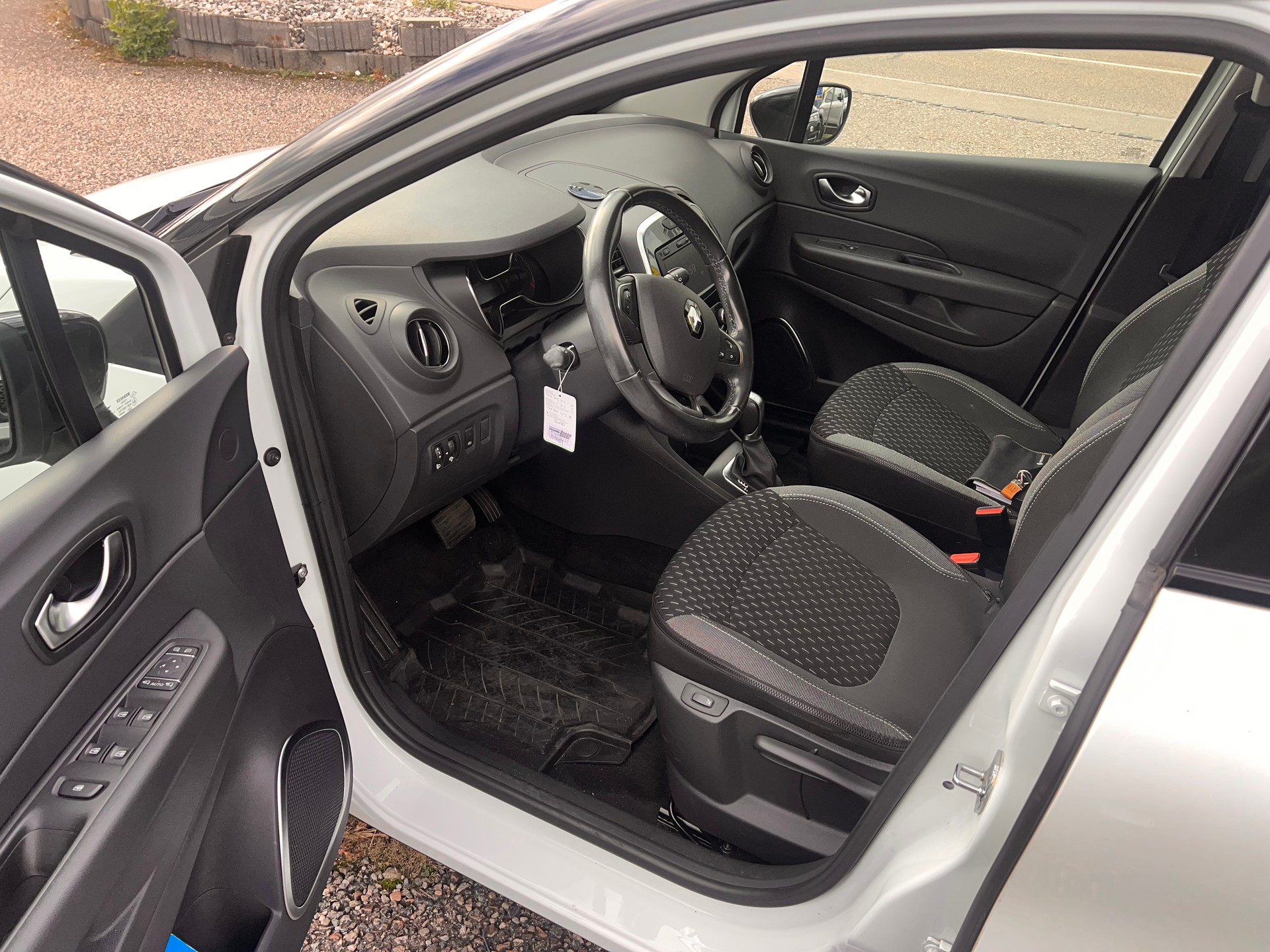 RENAULT Captur 1.2 T 16V Intens EDC-image-8