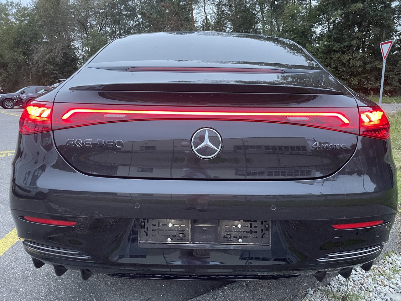 MERCEDES-BENZ EQE 350 4 Matic AMG Line-image-8