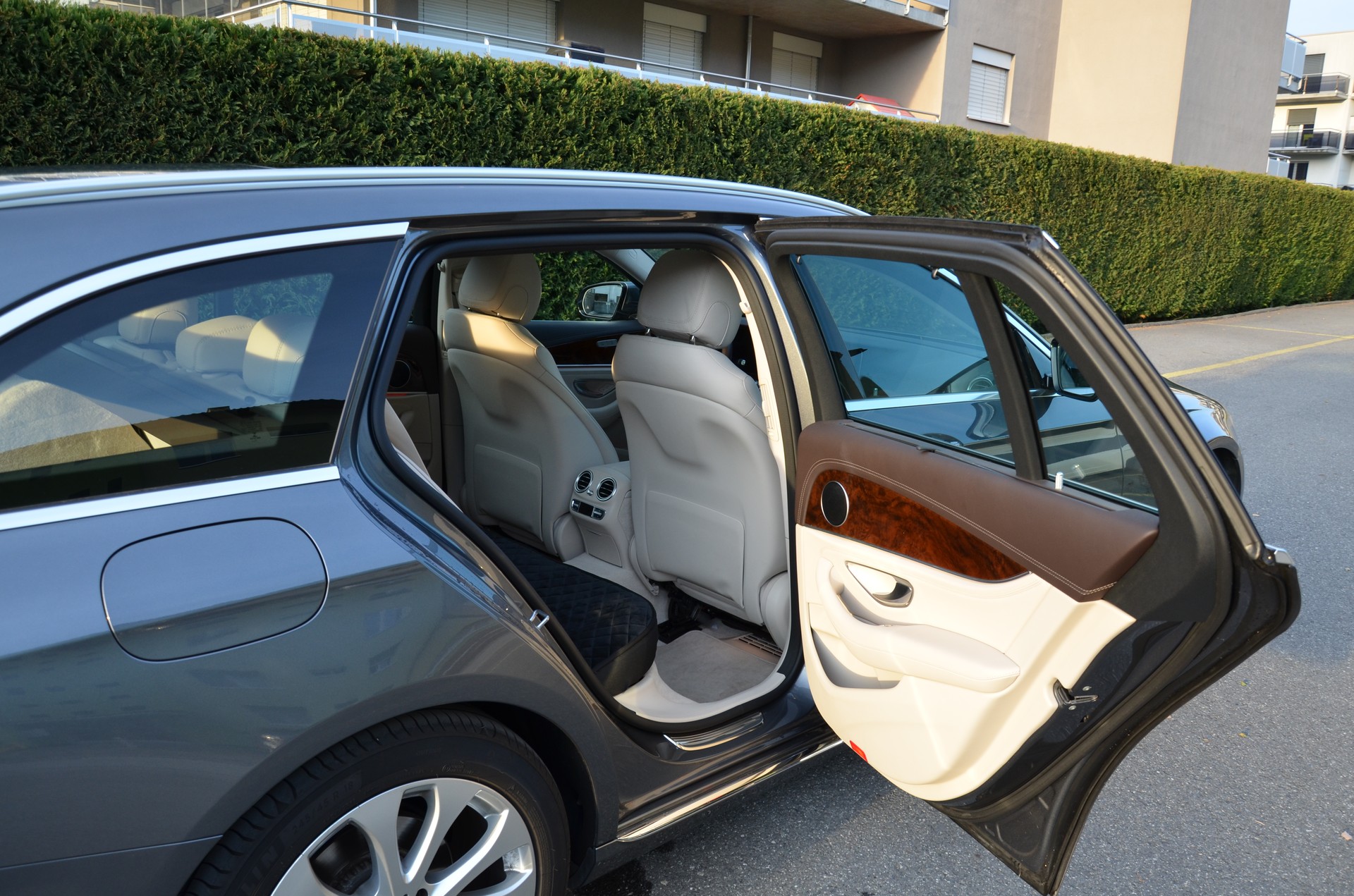 MERCEDES-BENZ E 250 Exclusive 9G-Tronic-image-9