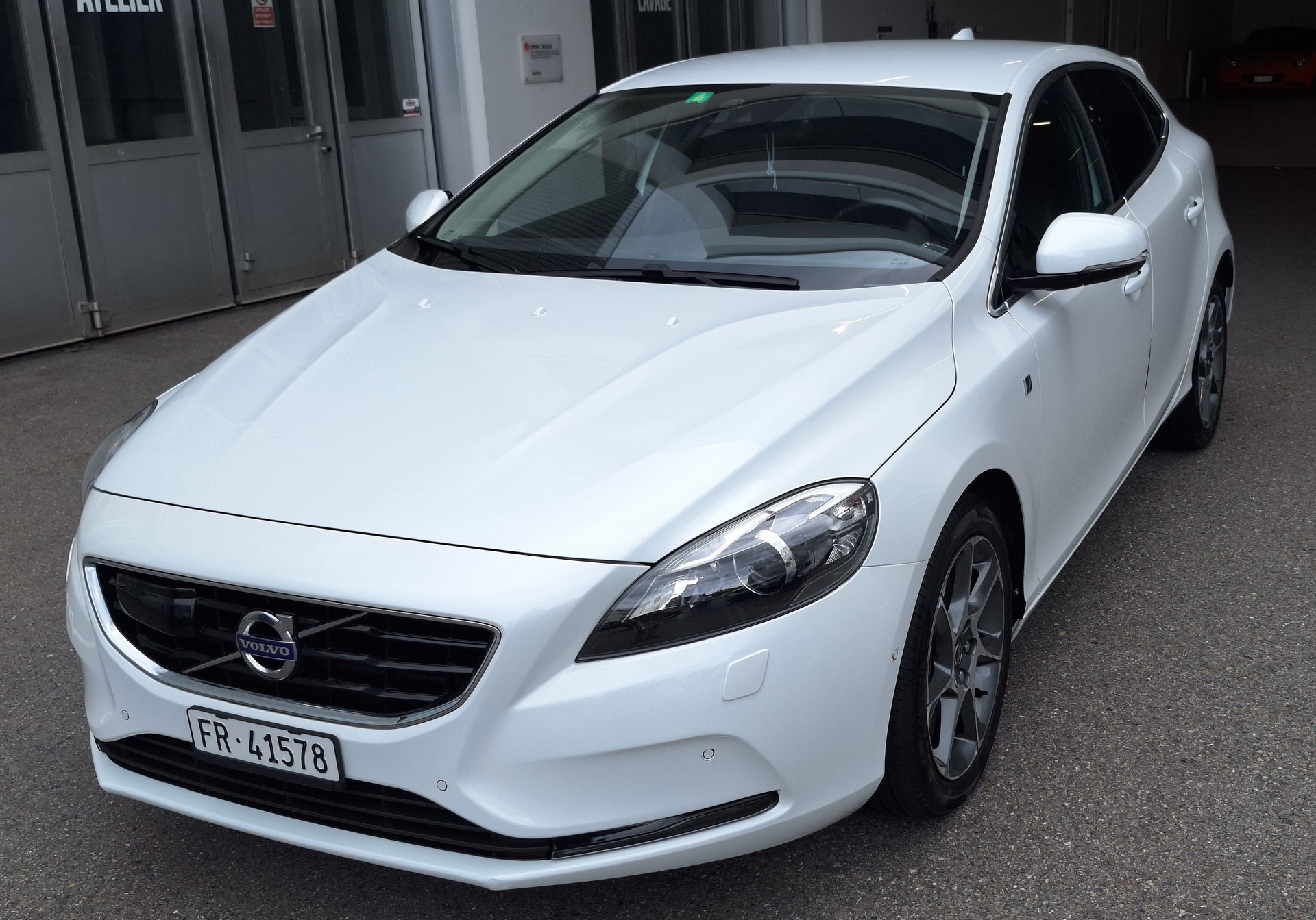 VOLVO V40 D4 OceanRace Geartronic-image-1