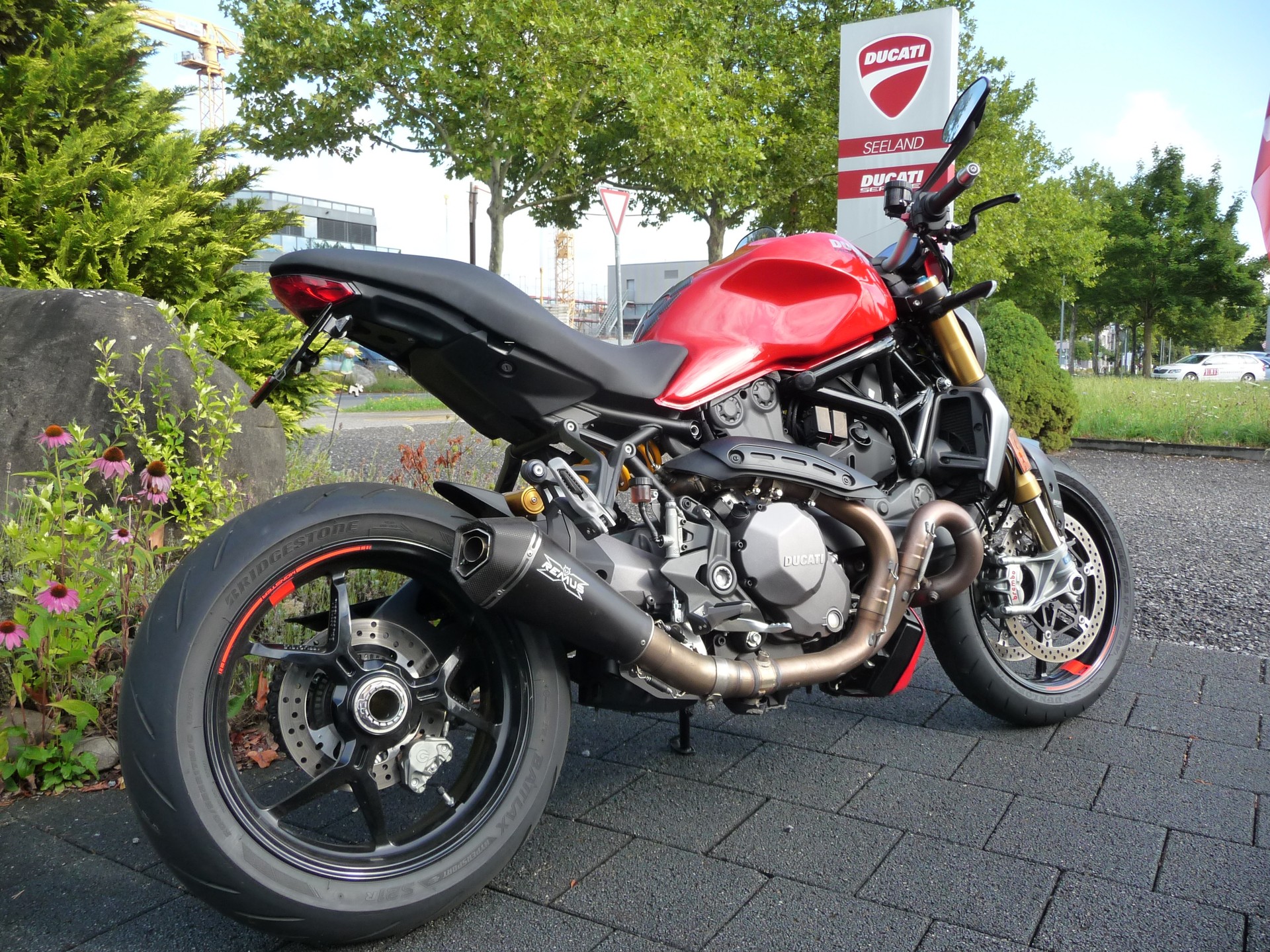 DUCATI Monster 1200 S-showroom-element-2