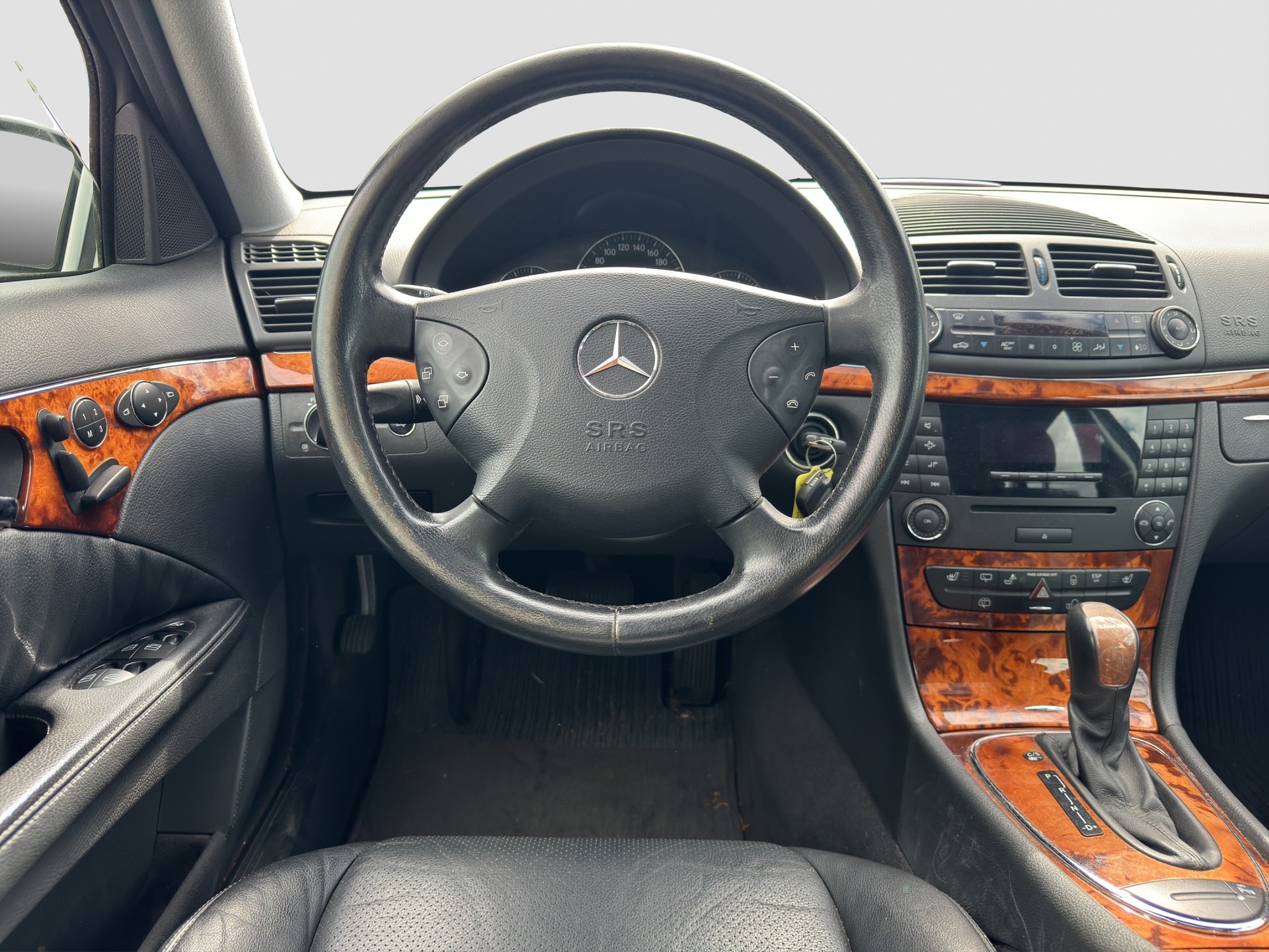 MERCEDES-BENZ E 320 Avantgarde 4Matic Automatic-image-4