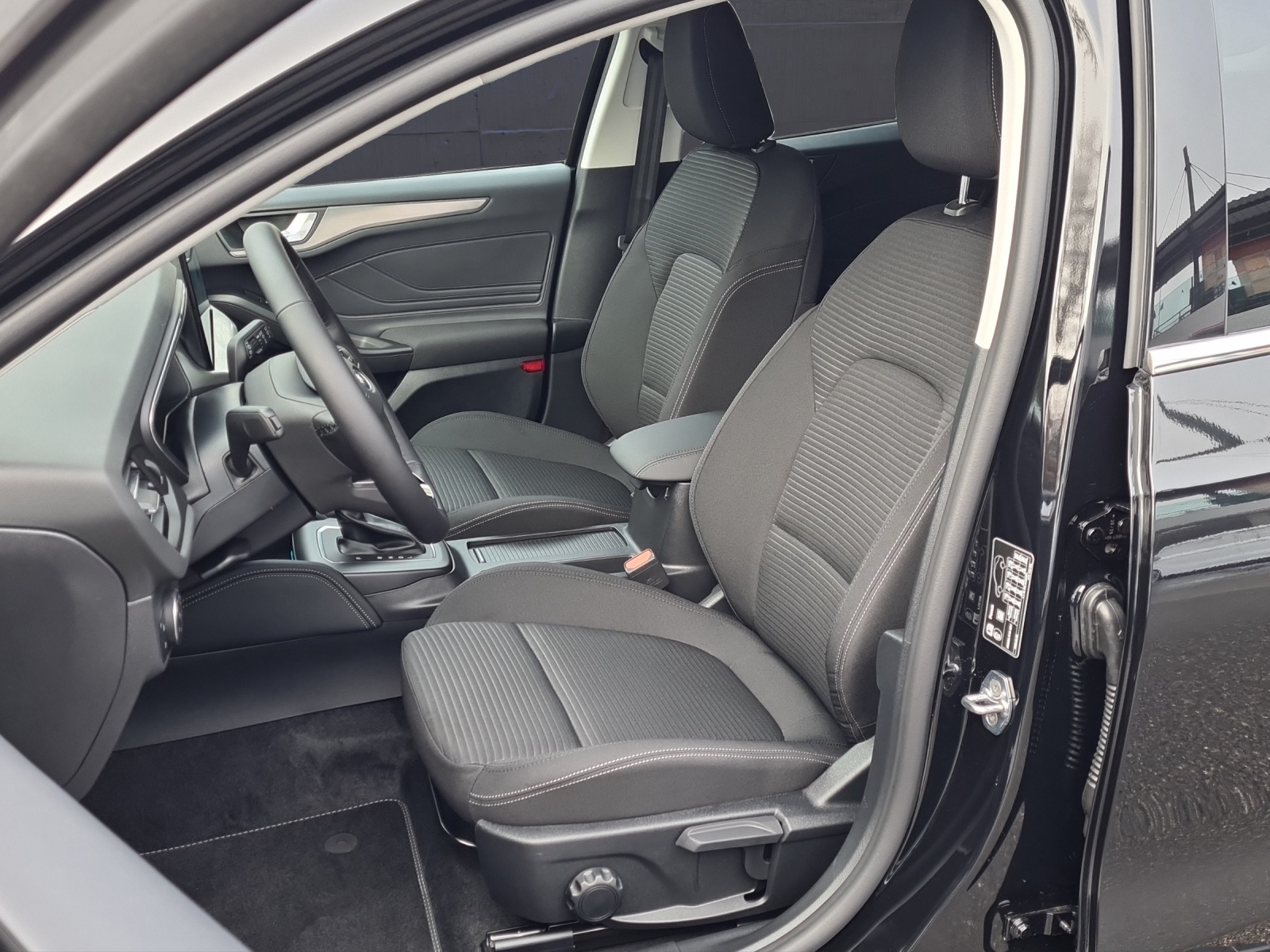 FORD Focus Kombi 1.0i EcoBoost Hybrid 155 PS Titanium X AUTOMAT-image-6