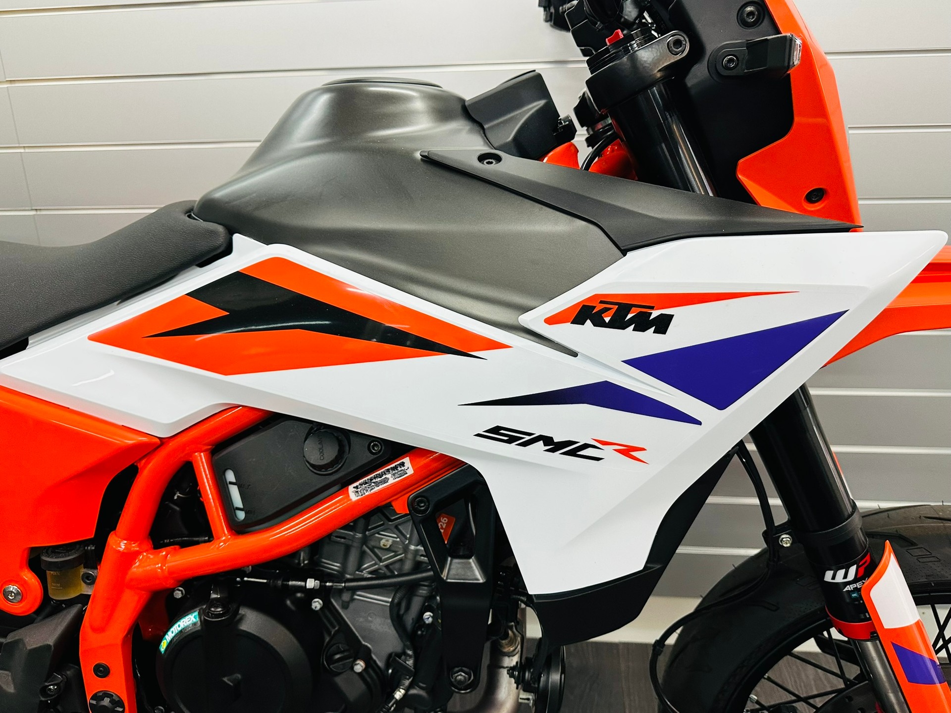 KTM 390 SMC-R-showroom-element-1