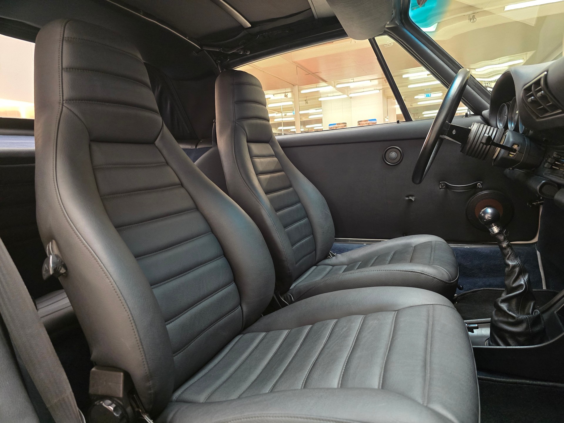 PORSCHE 911 Carrera Cabrio-image-12