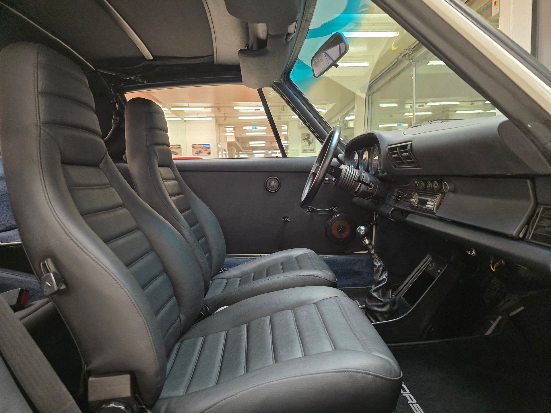 PORSCHE 911 Carrera Cabrio-image-11