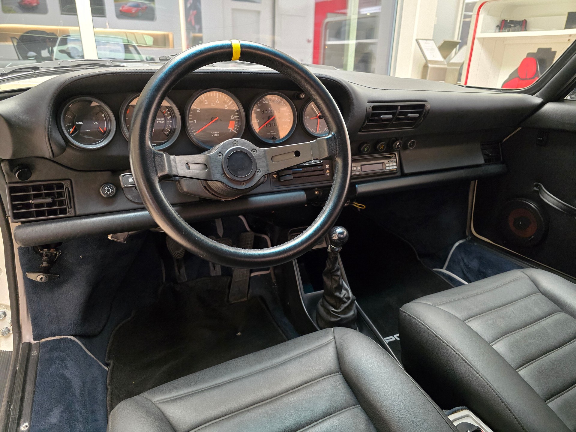 PORSCHE 911 Carrera Cabrio-image-10